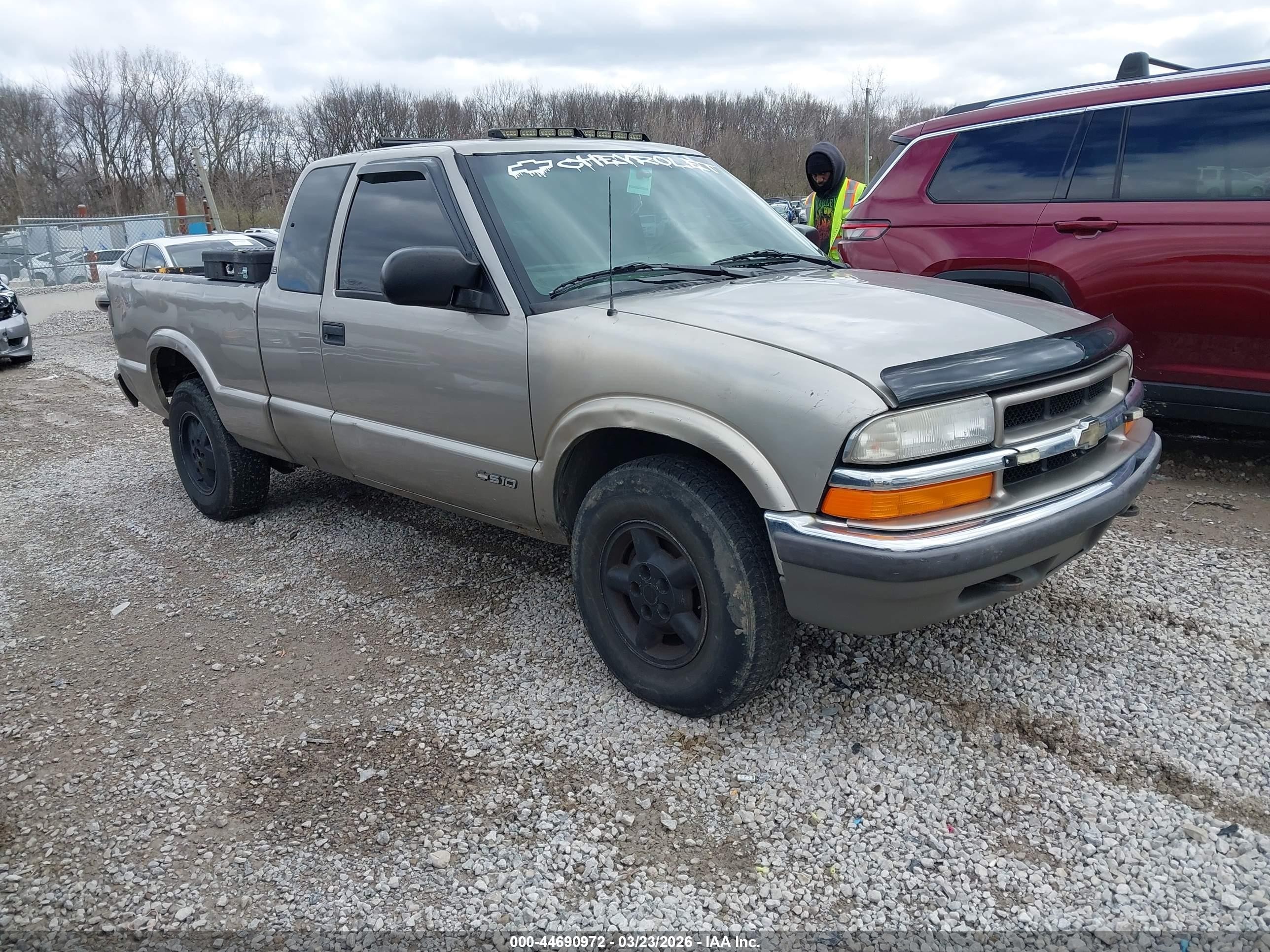 2000 Chevrolet S-10 LS, VIN 1GCDT19W9YK187860 — Normal wear
