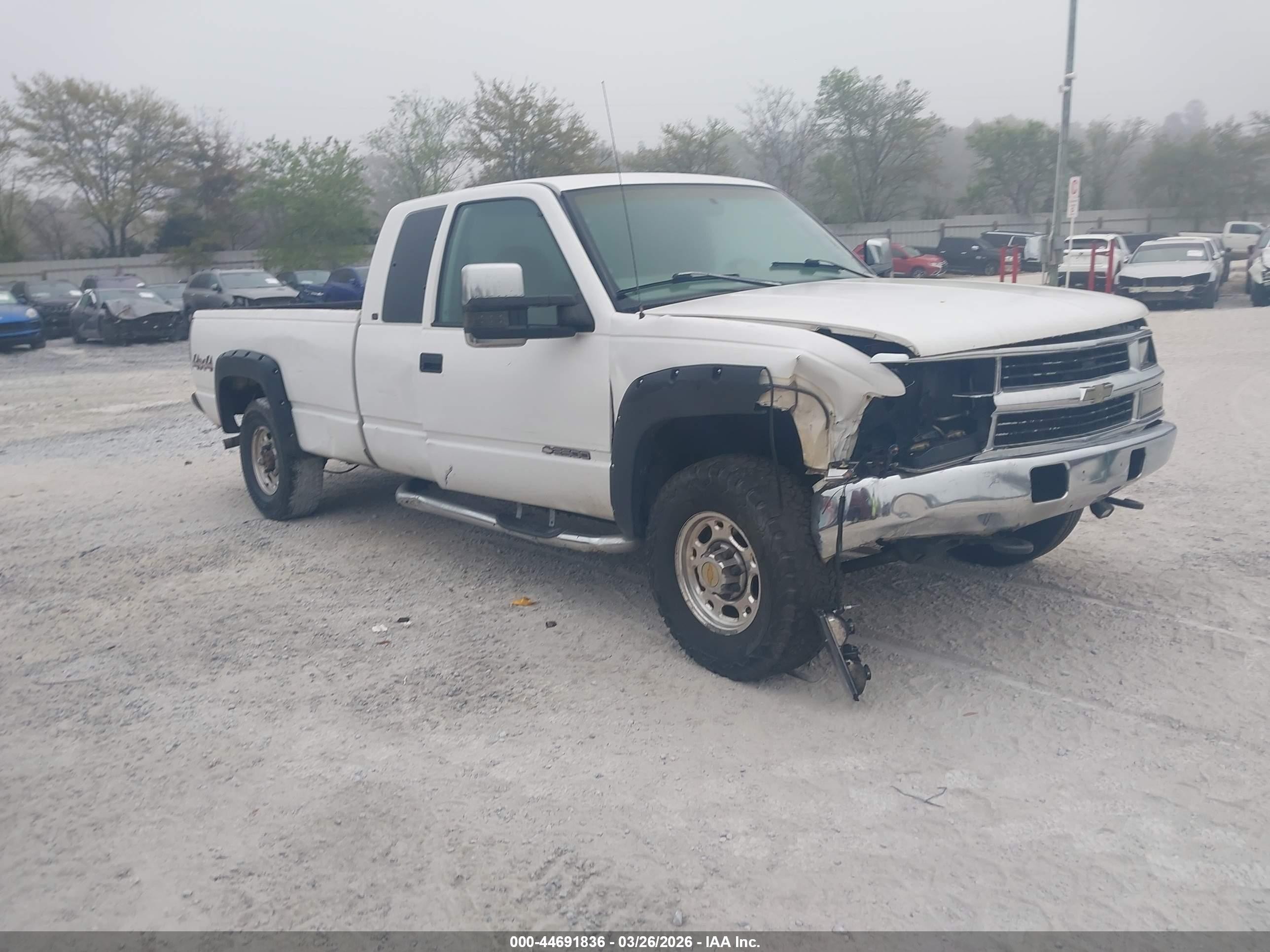 1998 Chevrolet Silverado 2500, VIN 1GCGK29F4WE184317 — Перед