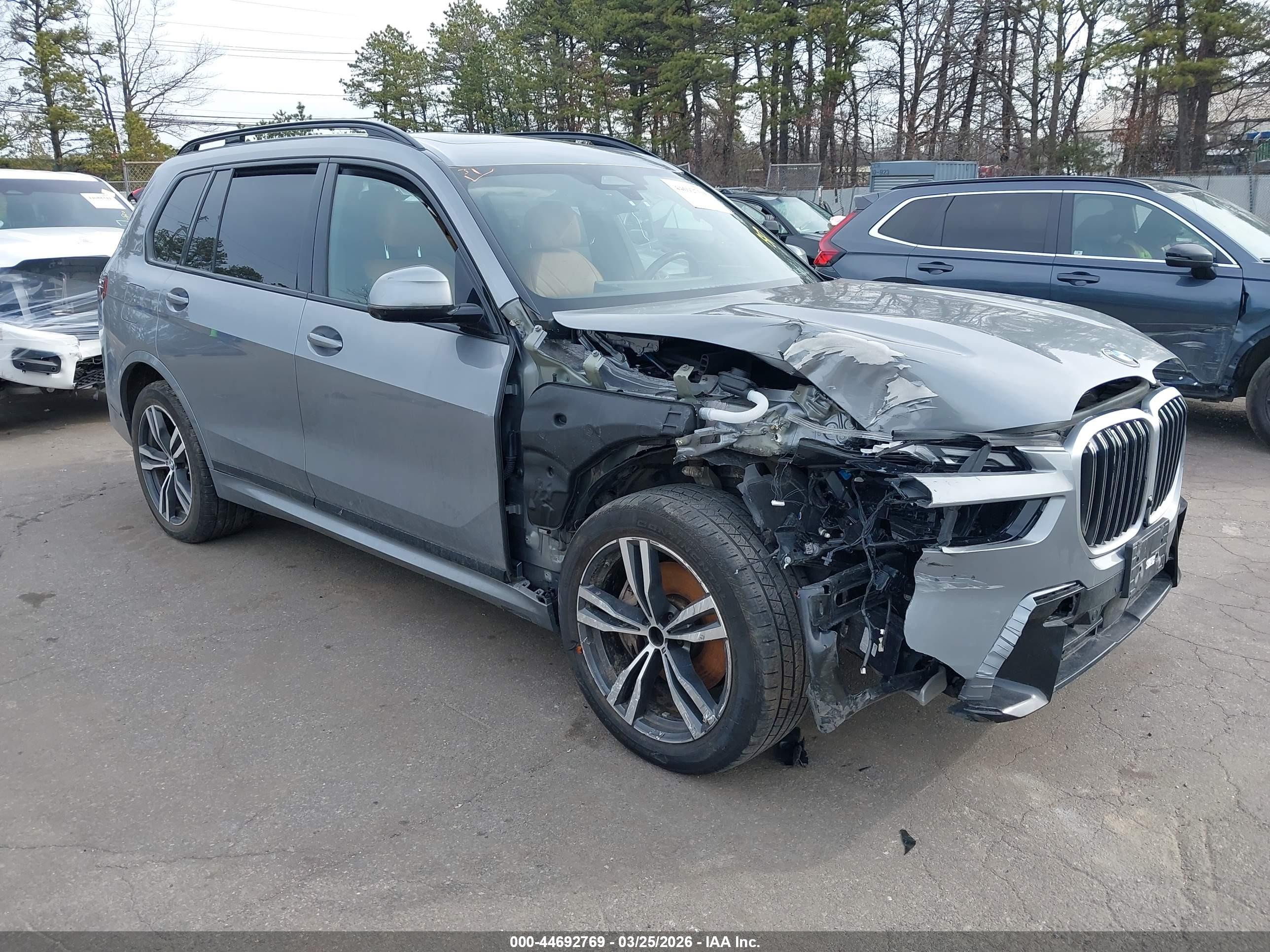 2024 BMW X7 xDrive40i, VIN 5UX23EM04R9S76938 — Front end