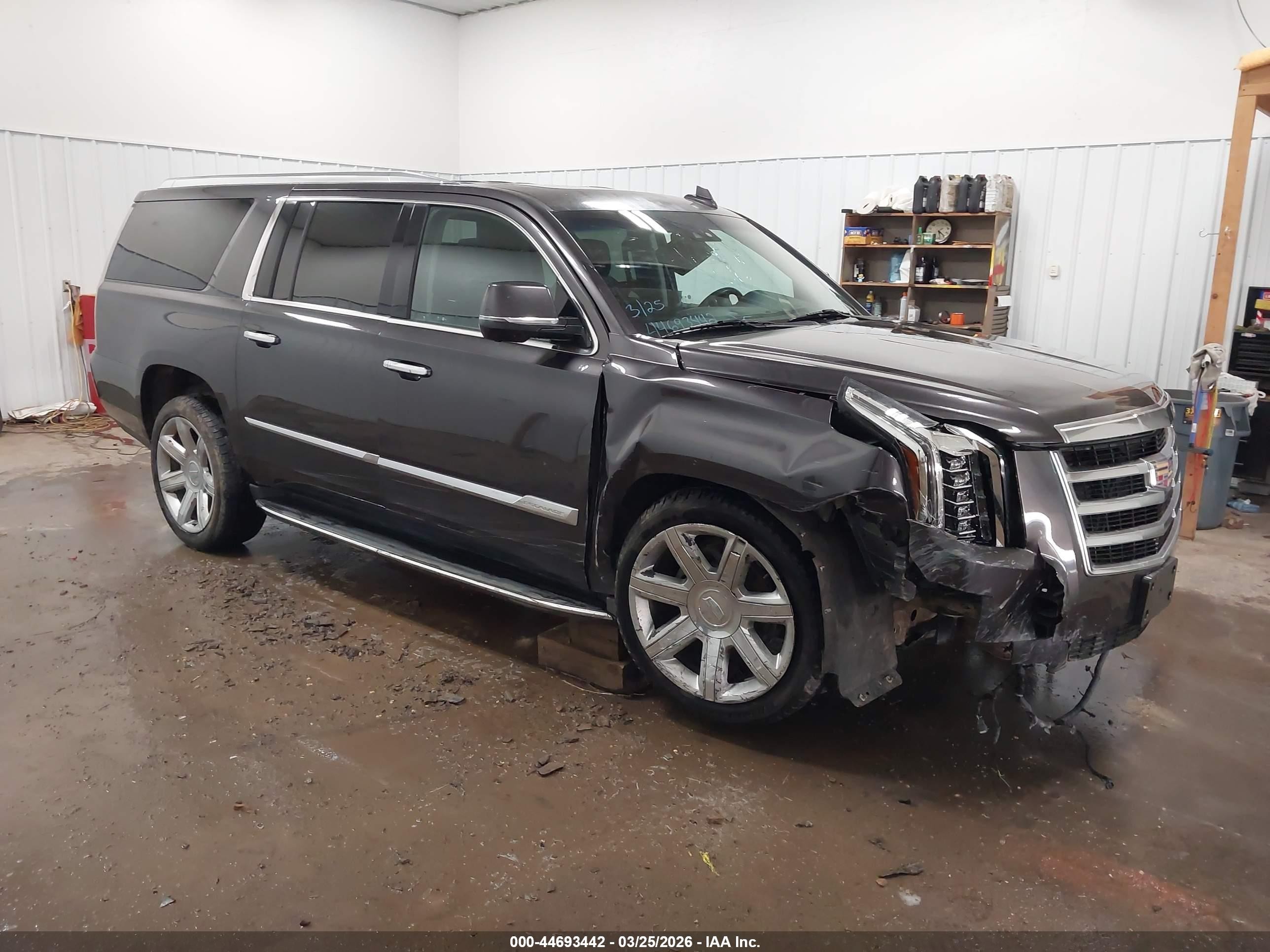 2017 Cadillac Escalade ESV Luxury, VIN 1GYS4HKJ9HR294095 — Front end