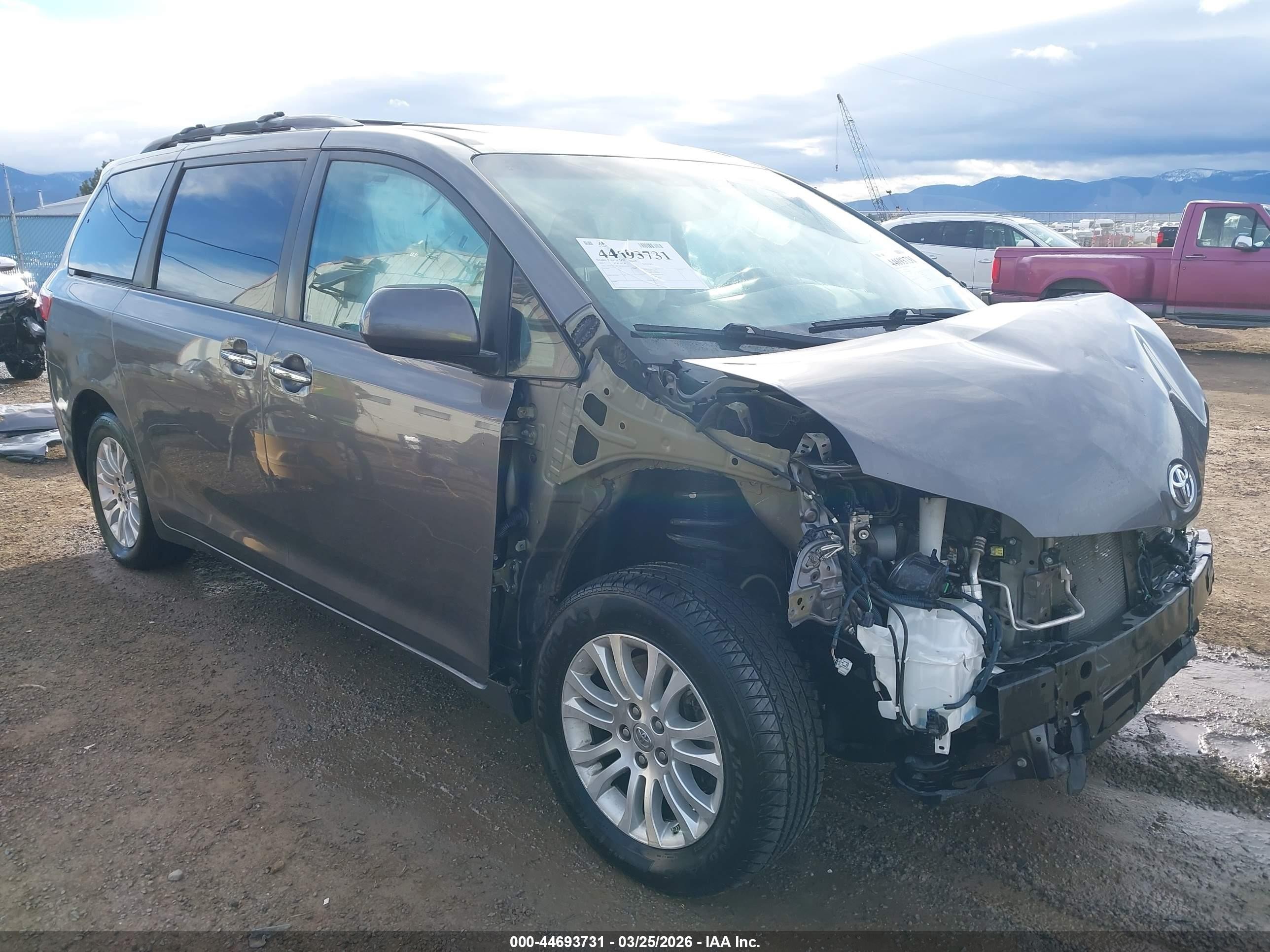 2017 Toyota Sienna XLE, VIN 5TDYZ3DC3HS893076 — Front end