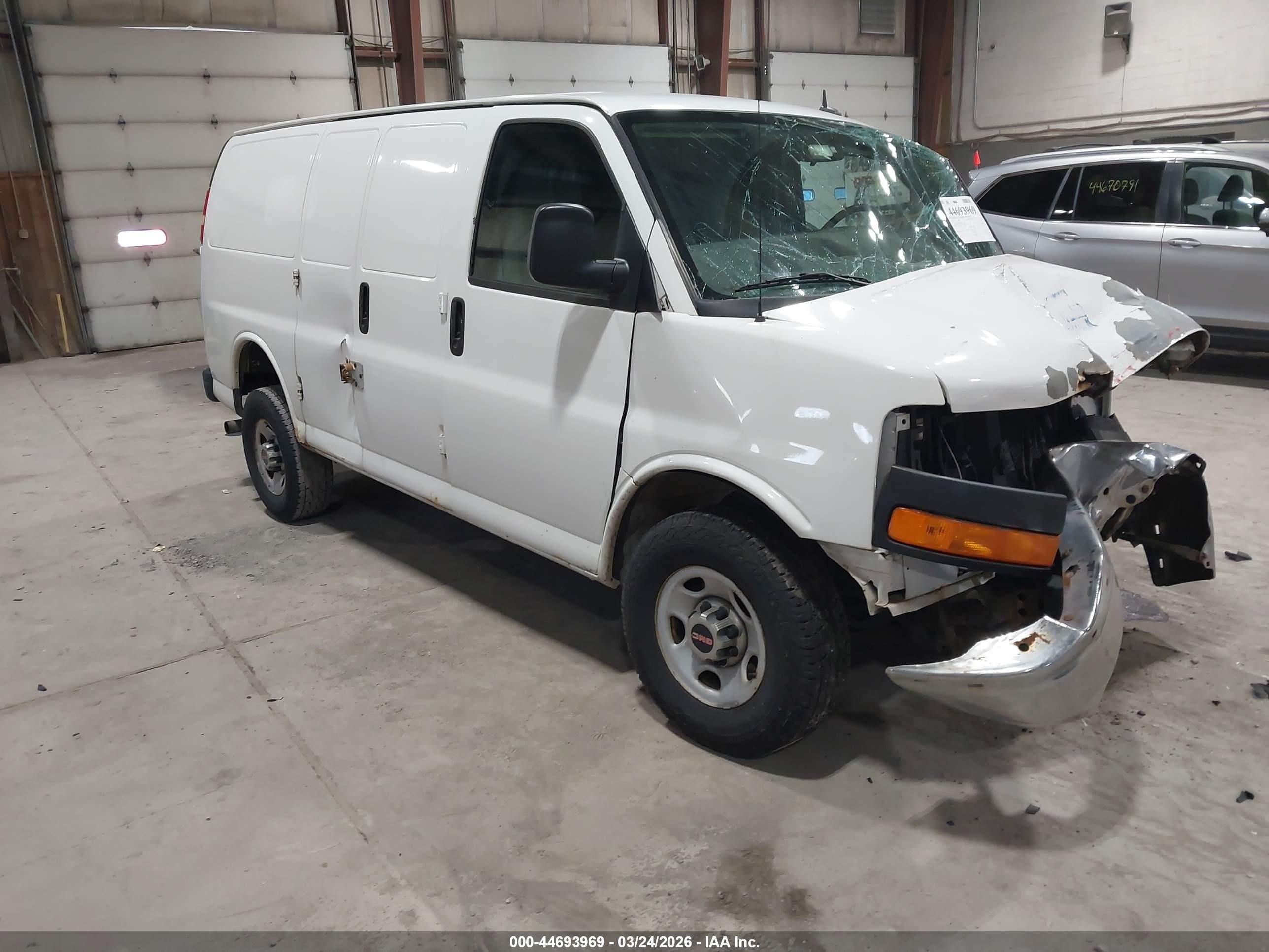 2012 GMC Savana, VIN 1GTW7FBA3C1151637 — Front end