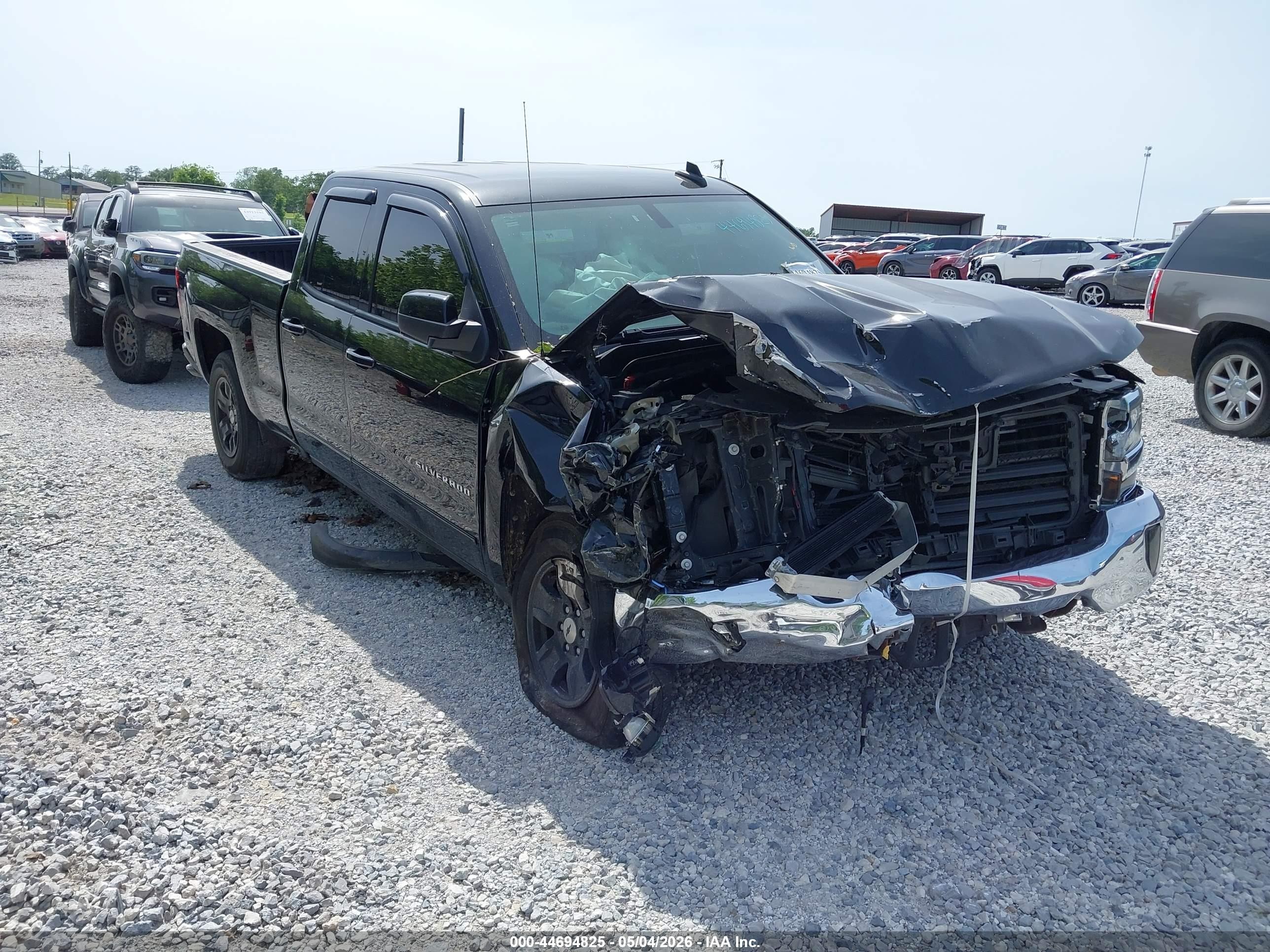 2018 Chevrolet Silverado 1500 LT, VIN 1GCRCREC8JZ365190 — Front end