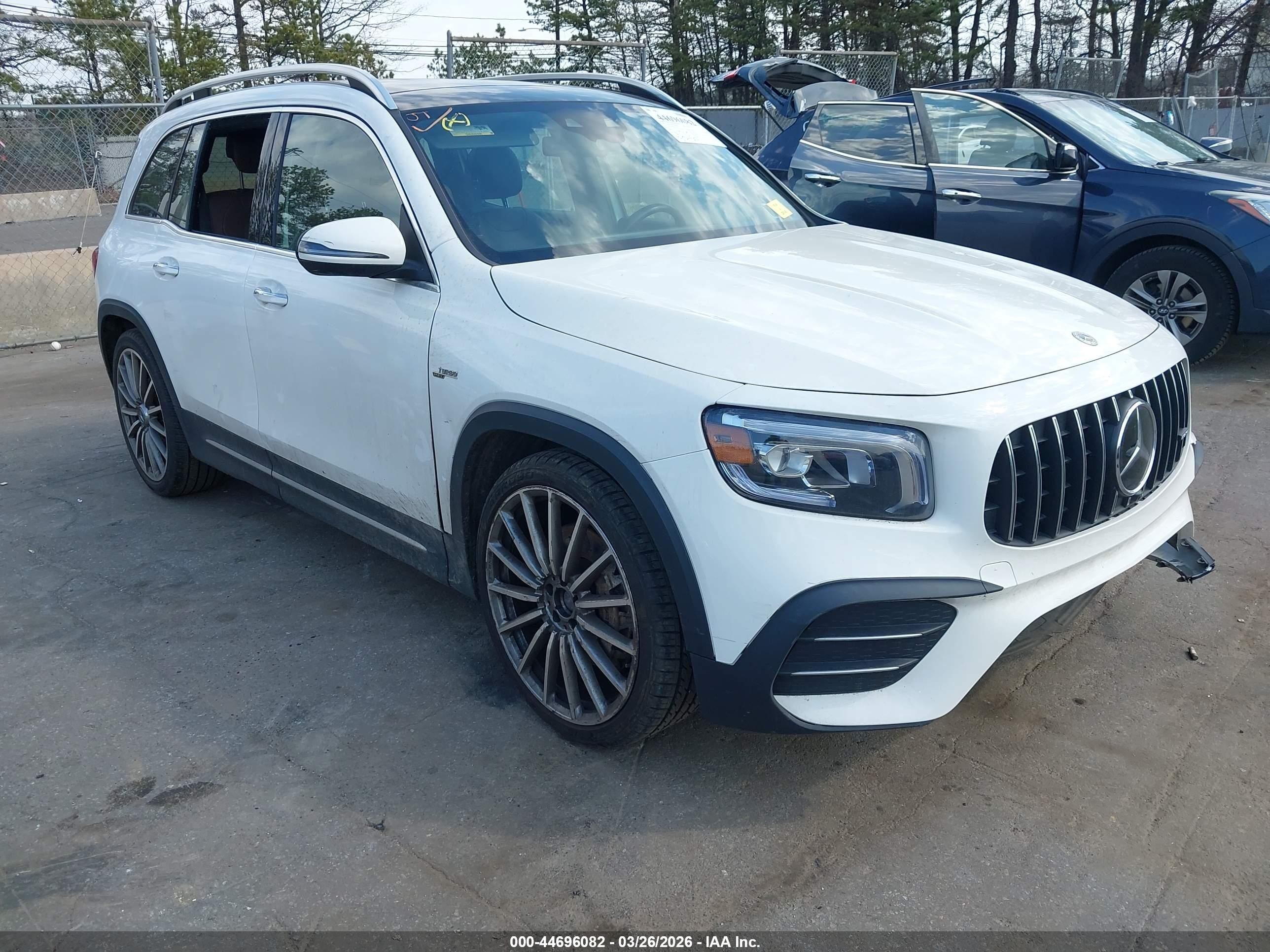 2022 Mercedes-Benz GLB 35 AMG, VIN W1N4M5BB8NW232733 — Бок