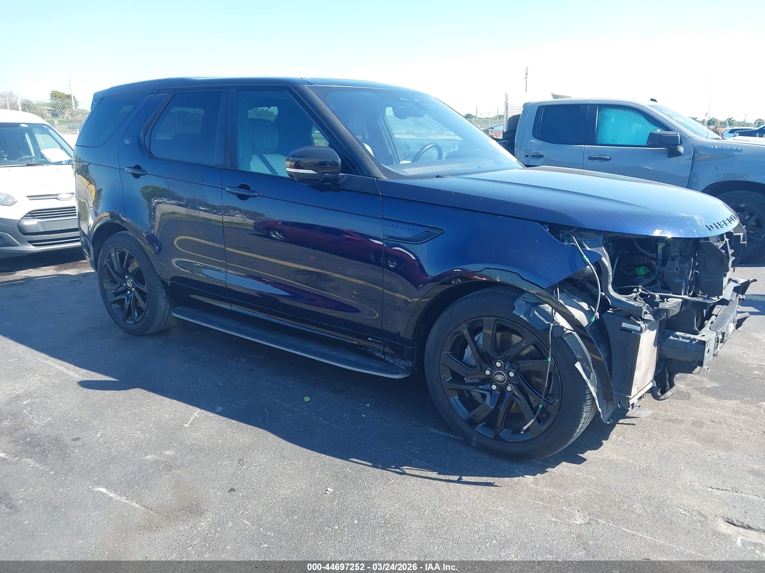 2021 Land Rover Discovery, VIN SALRM4RU6M2453633 — Front end