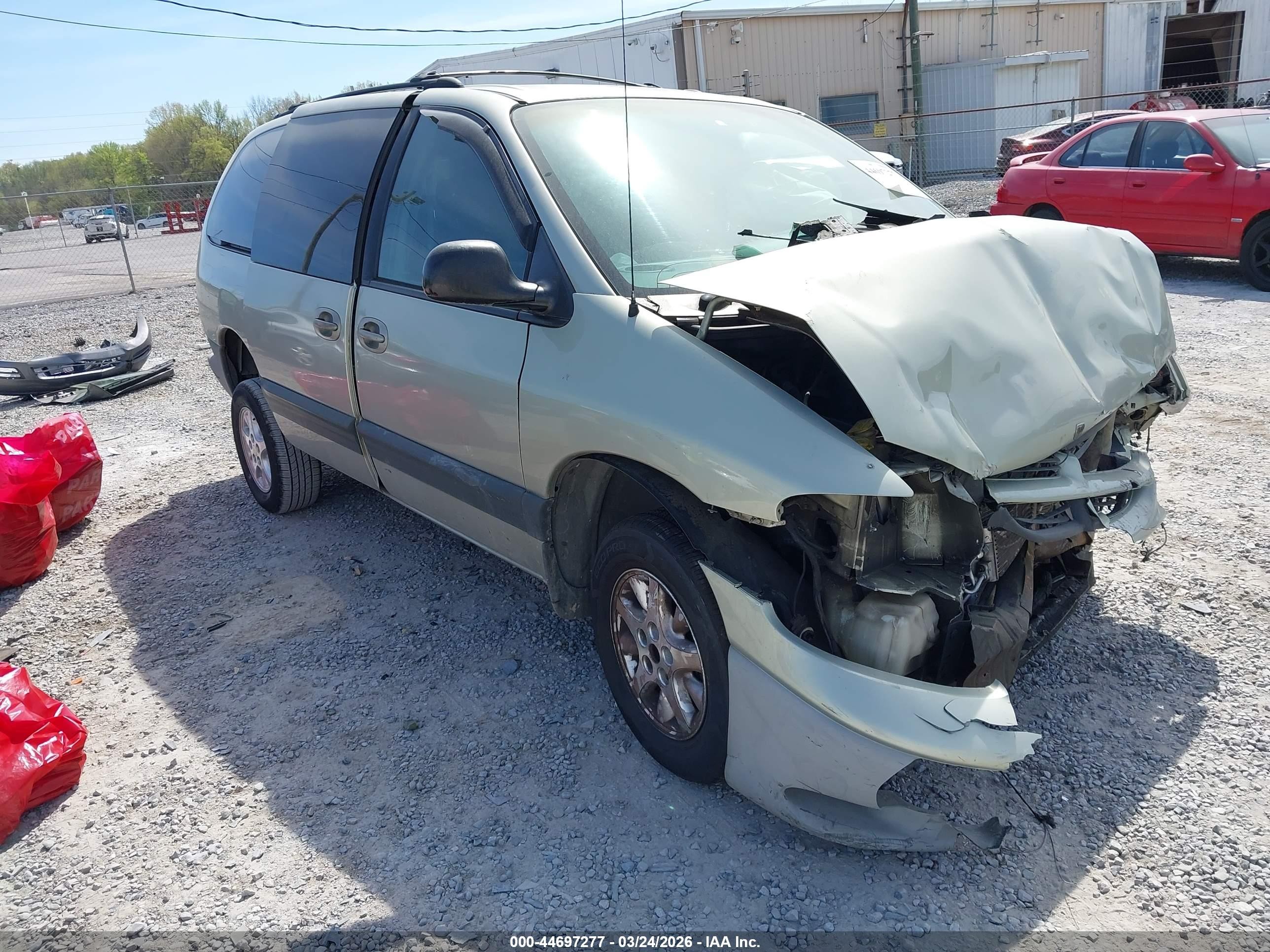 1999 Dodge Caravan SE, VIN 2B4GP44G3XR169645 — Перед