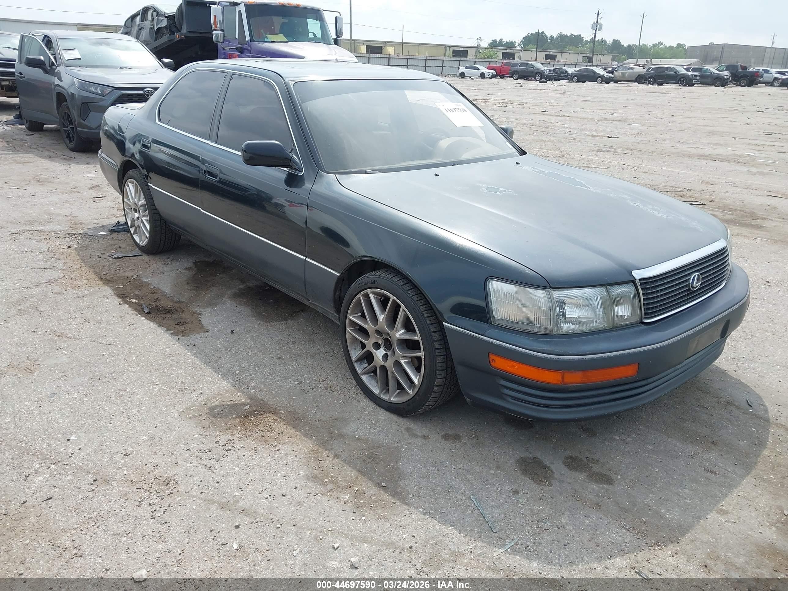 1991 Lexus LS 400, VIN JT8UF11E0M0072398 — Front end