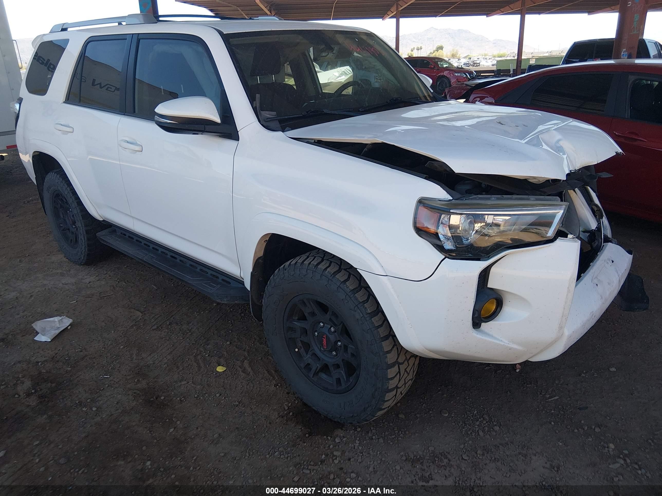2018 Toyota 4Runner SR5 Premium, VIN JTEBU5JR9J5532421 — Front end