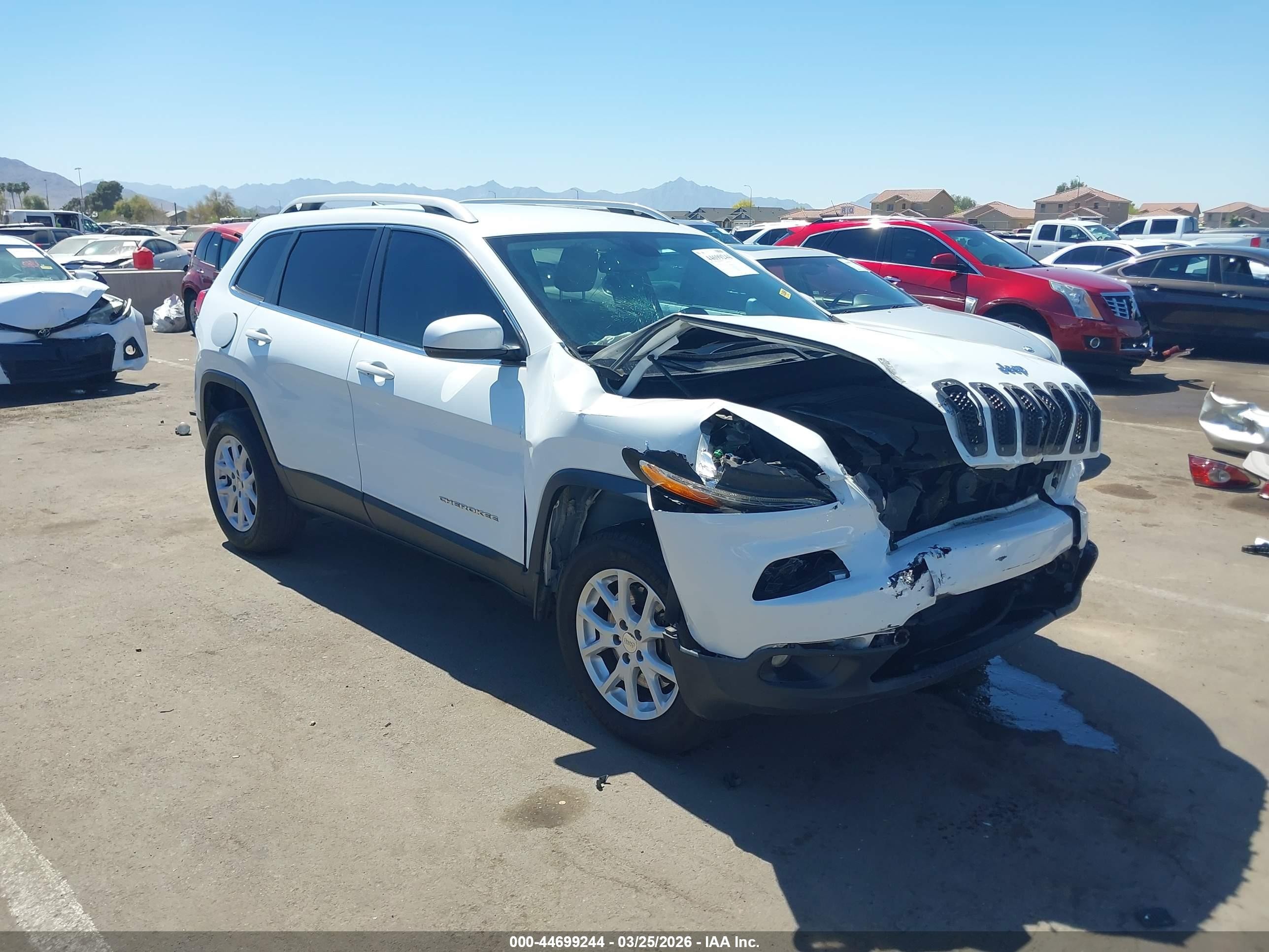 2016 Jeep Cherokee Latitude, VIN 1C4PJMCS9GW259576 — Front end
