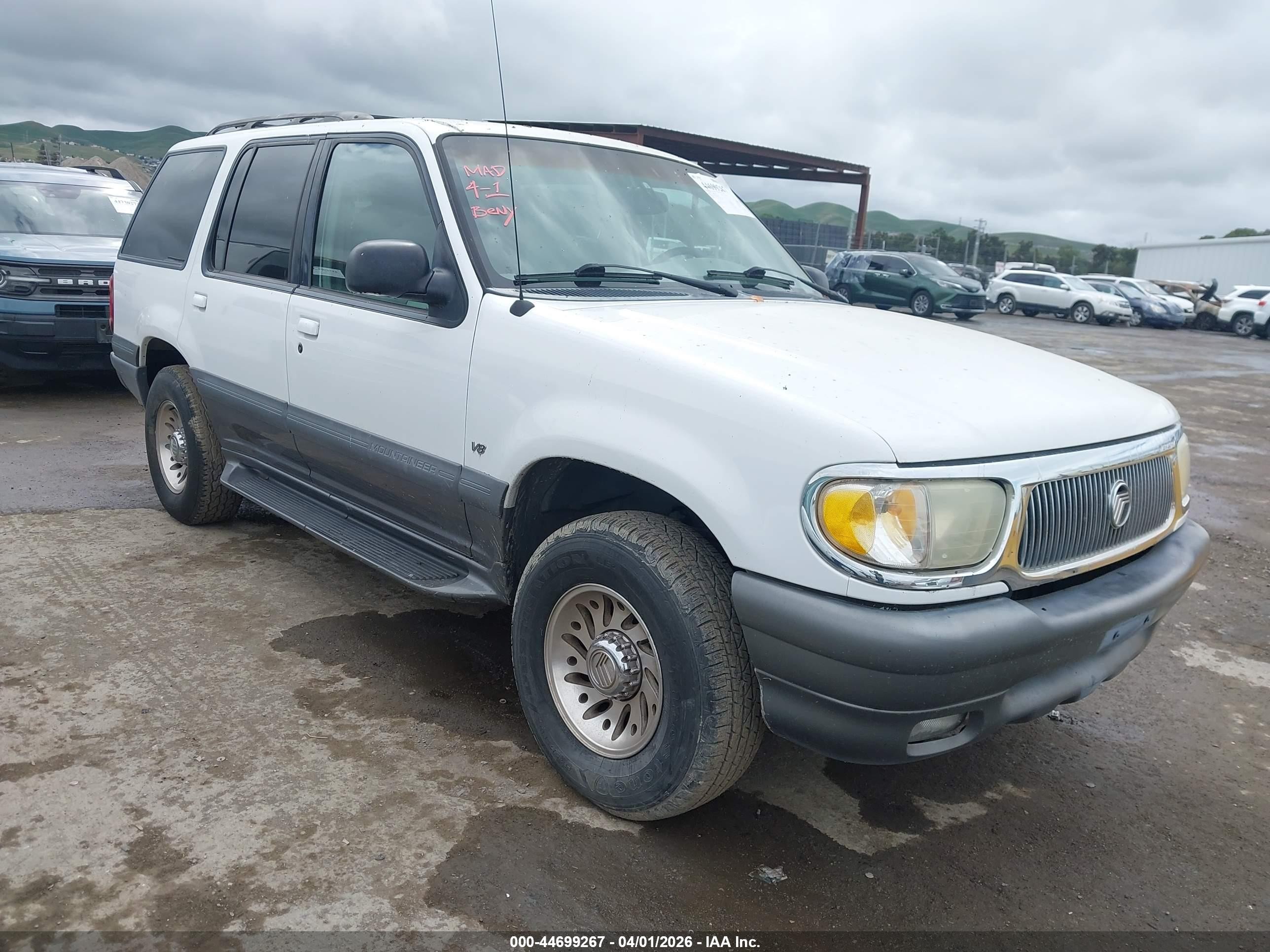 2001 Mercury Mountaineer, VIN 4M2ZU66P11UJ07551 — Normal wear