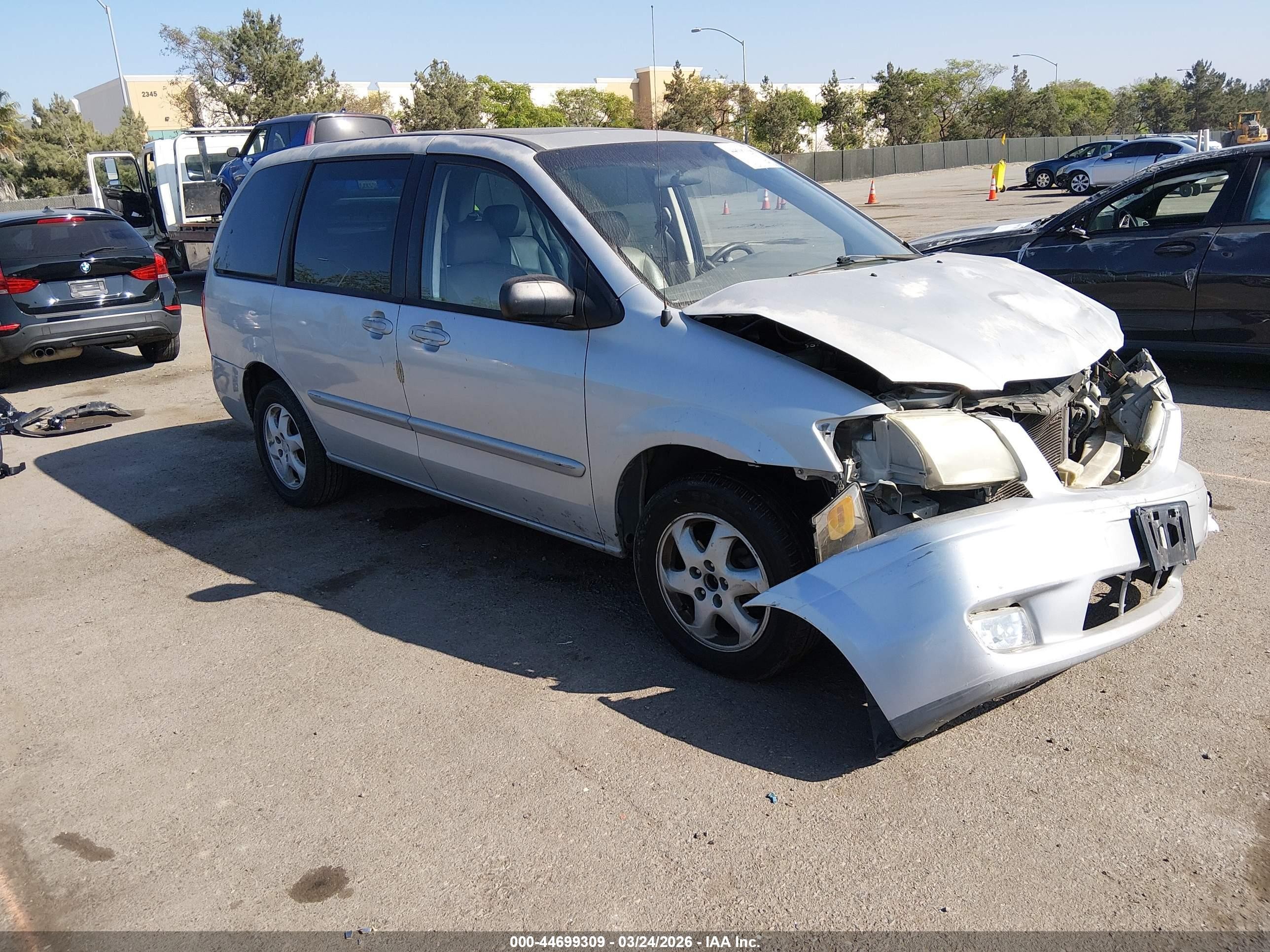 2000 Mazda MPV DX, VIN JM3LW28G0Y0100594 — Front end