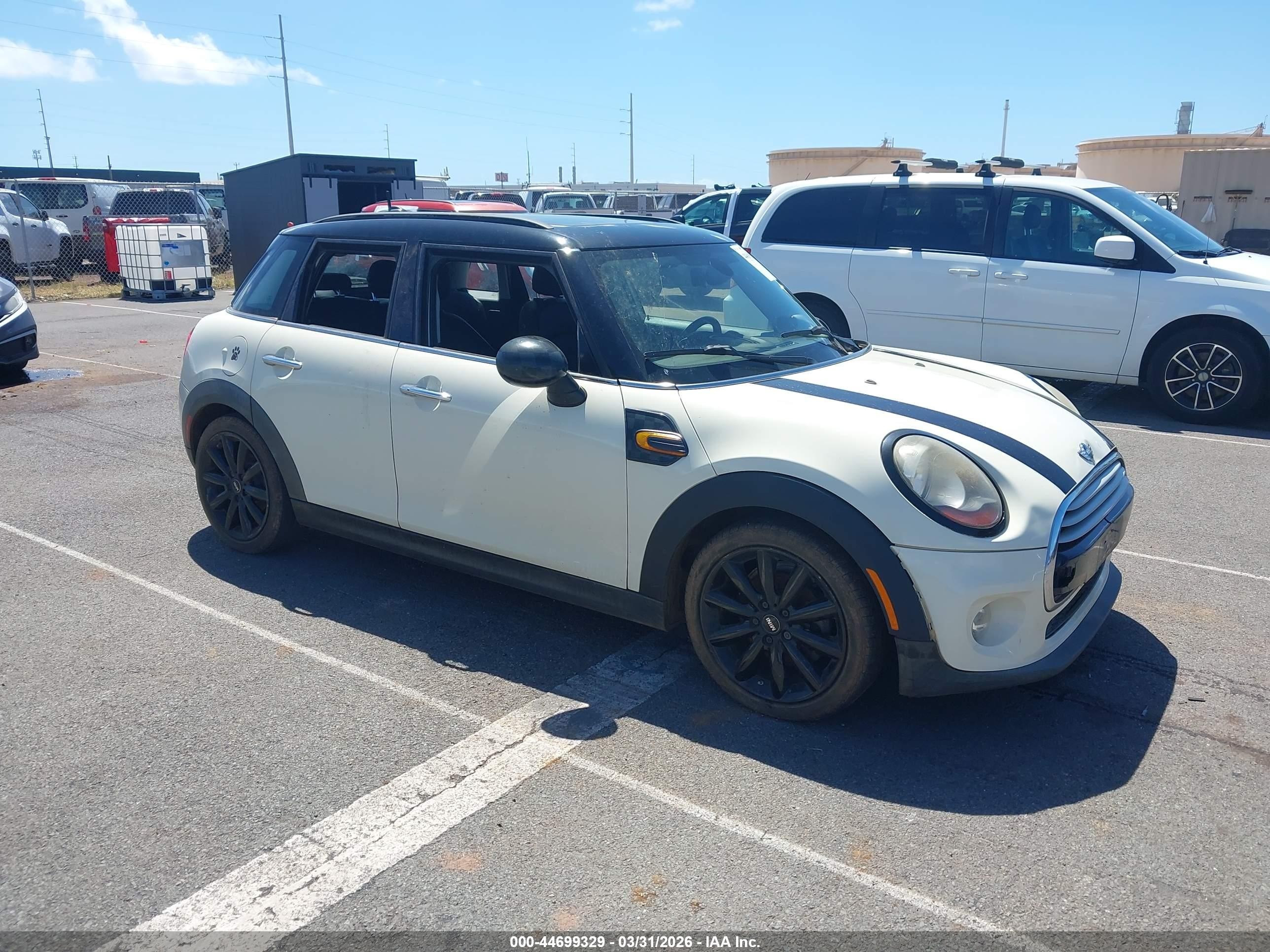 2015 MINI Hardtop 4 Door, VIN WMWXS5C54FT832538 — Not stated