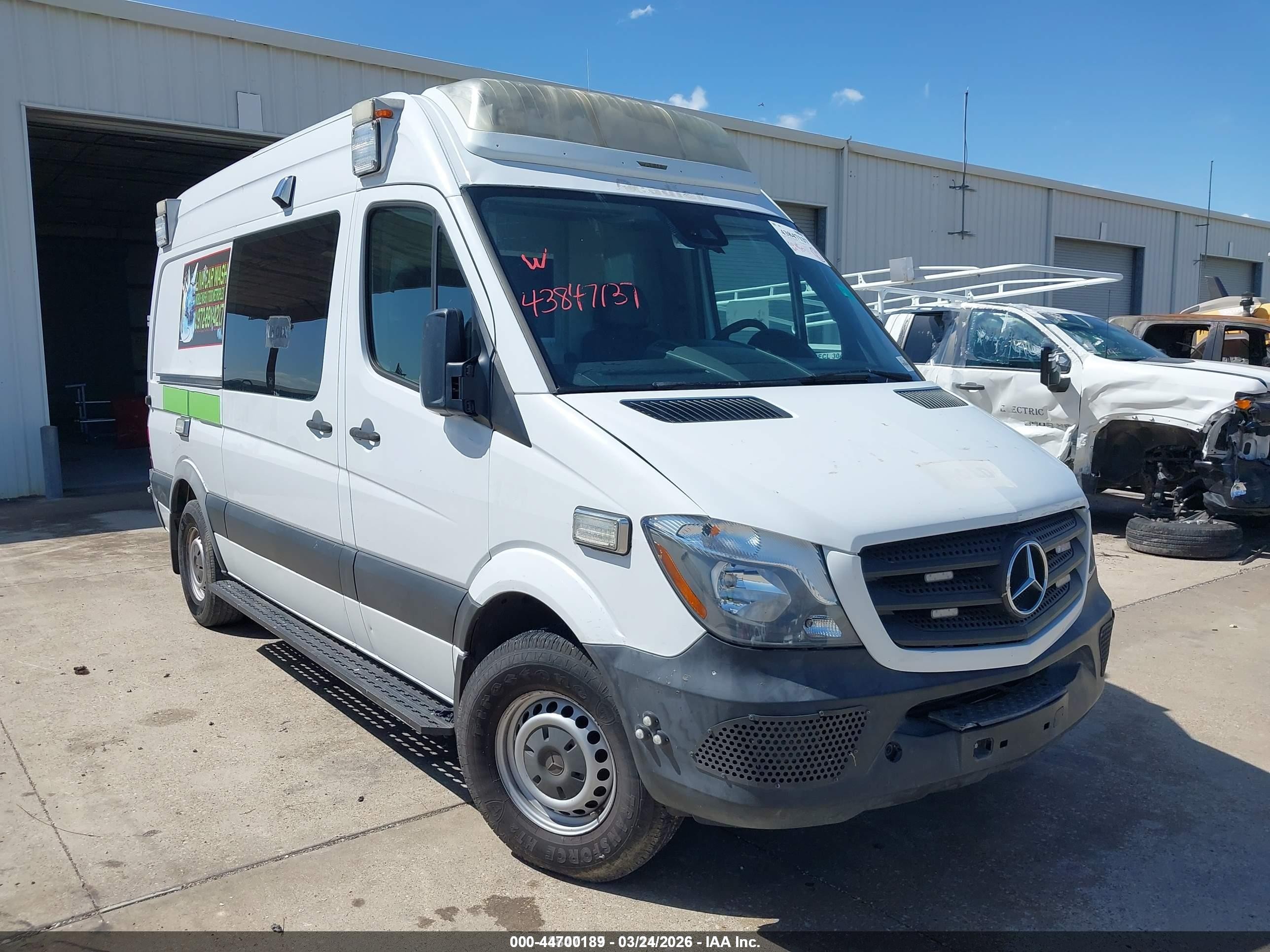 2017 Mercedes-Benz Sprinter Cargo Worker, VIN WD3PE7CD9HP386986 — Бок