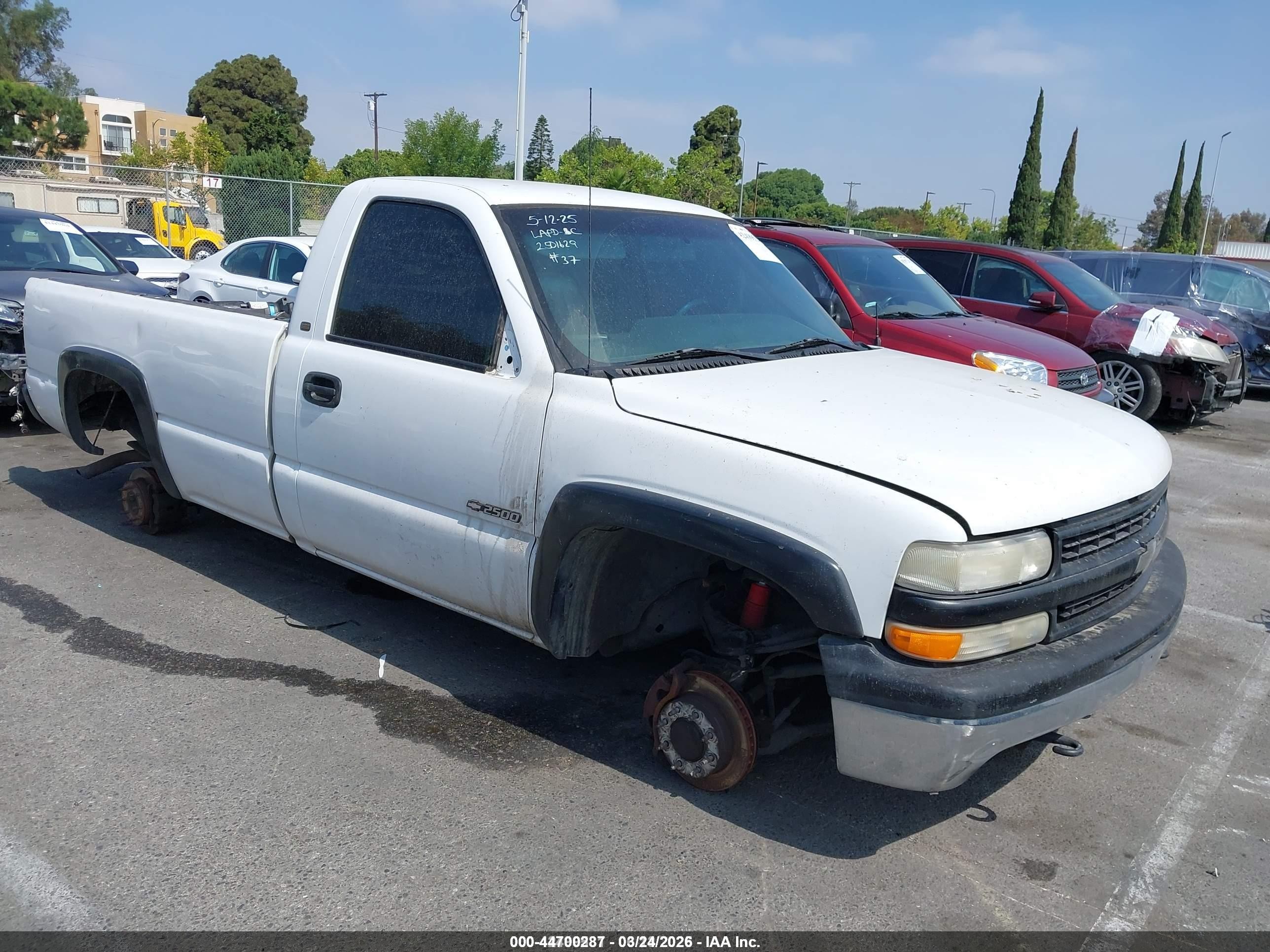 2000 Chevrolet Silverado 2500 LS, VIN 1GCGK24U5YZ268938 — Stripped