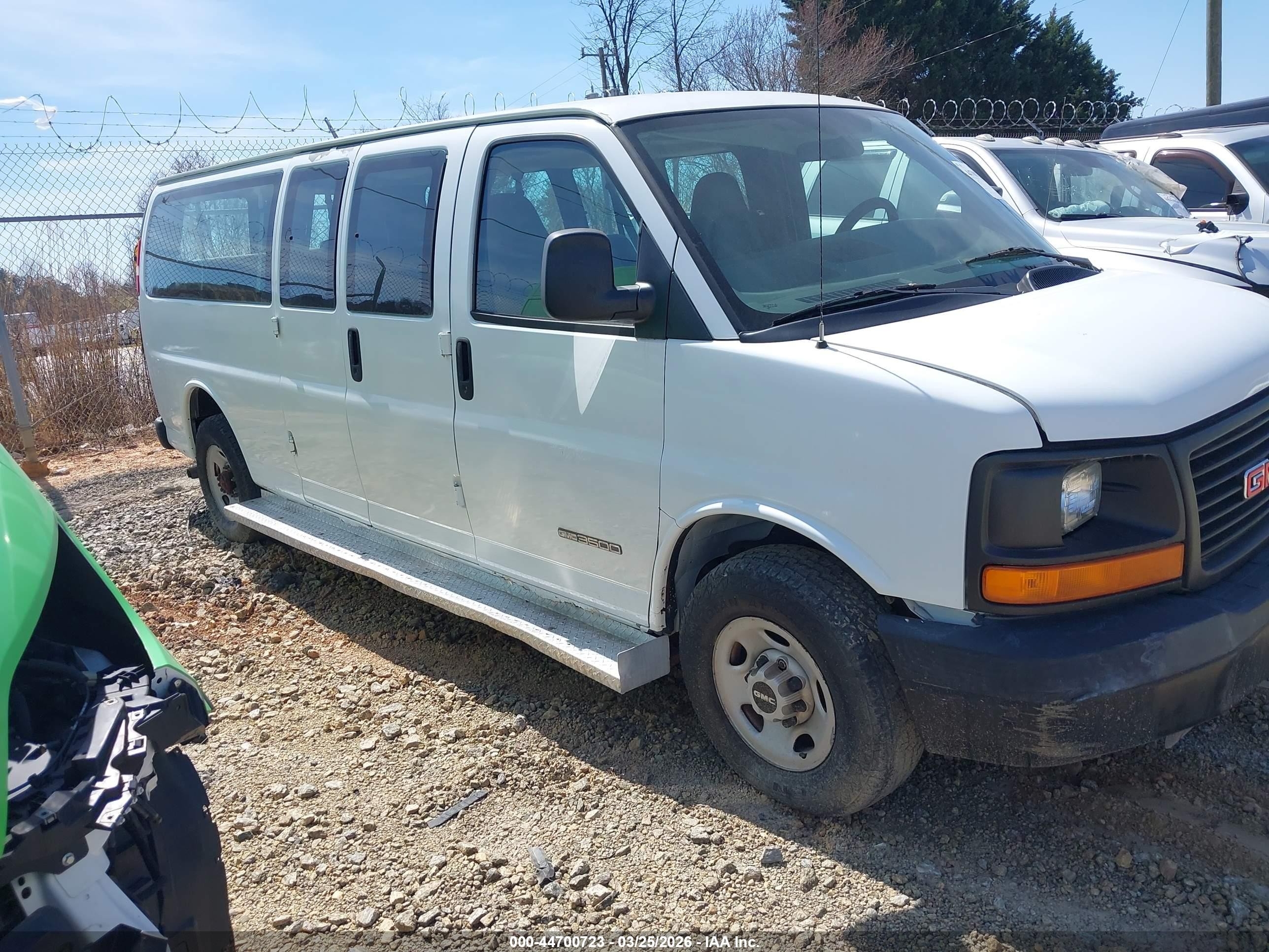 2005 GMC Savana, VIN 1GJHG39U951128947 — Side