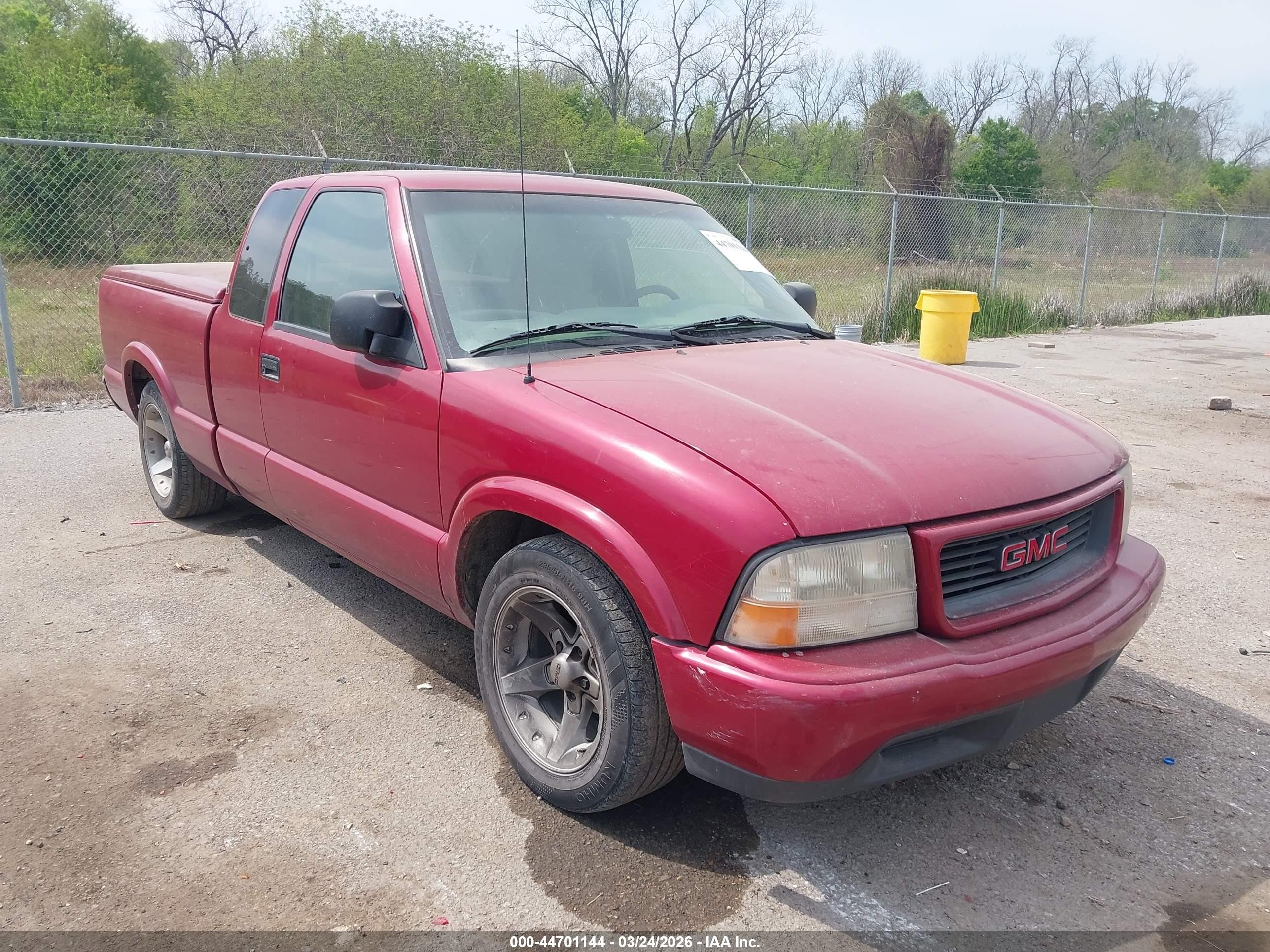 2001 GMC Sonoma SLS 1SG, VIN 1GTCS19W018133784 — Rear end