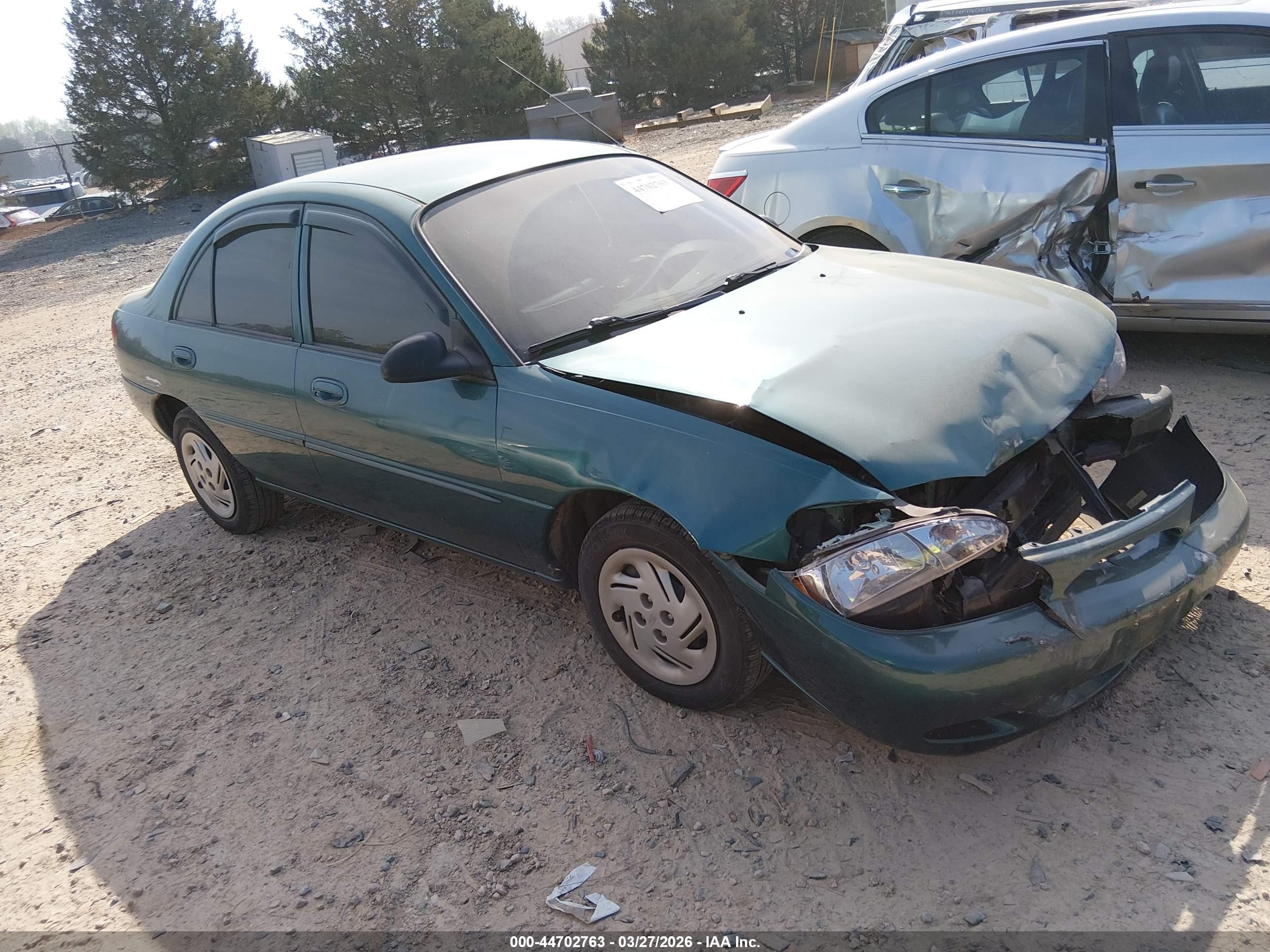 1998 Ford Escort SE, VIN 1FAFP13P2WW125212 — Front end