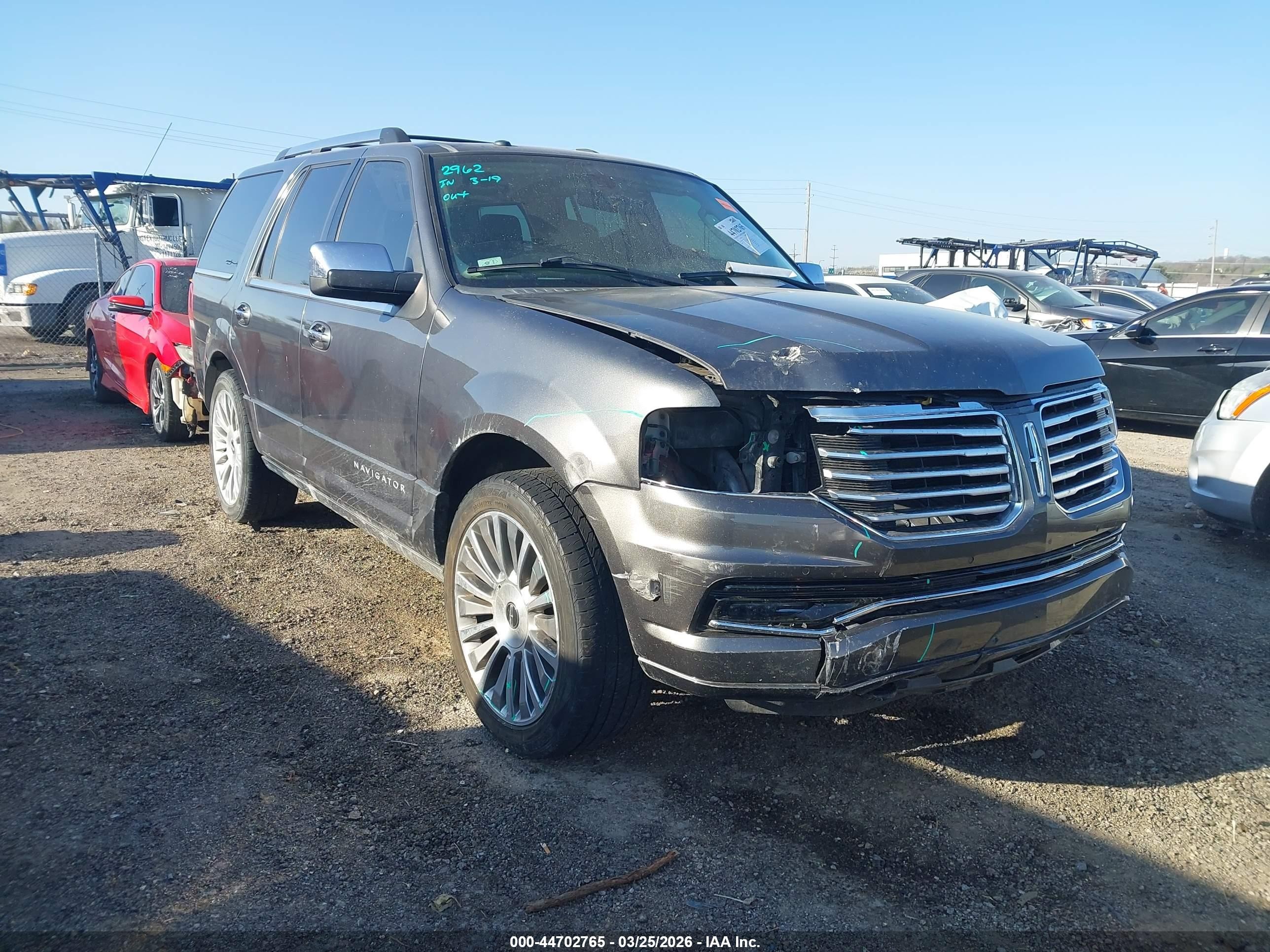 2015 Lincoln Navigator, VIN 5LMJJ2HT8FEJ07748 — Side