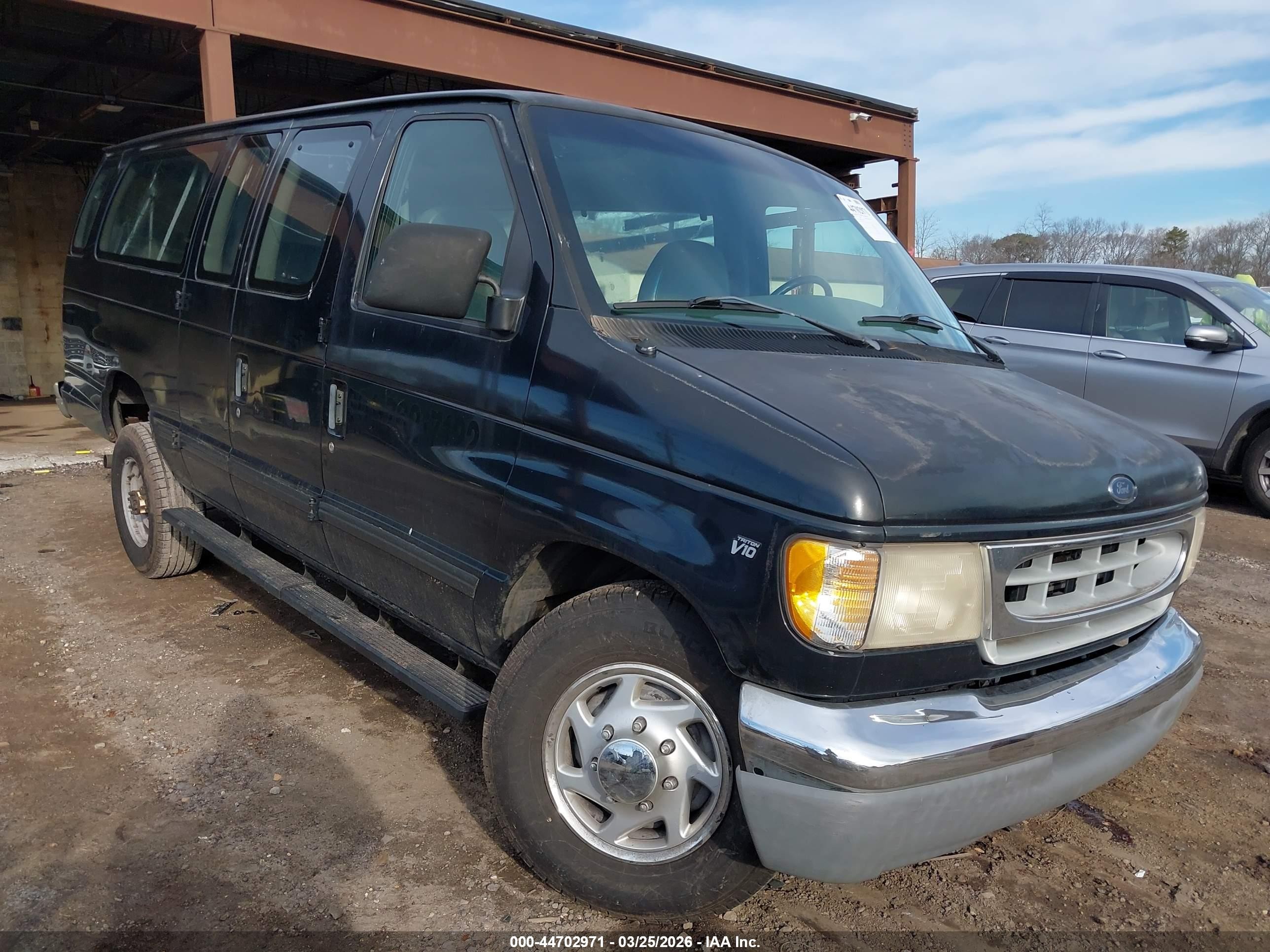 1998 Ford Econoline Wagon XL, VIN 1FBSS31S7WHA93831 — Front end