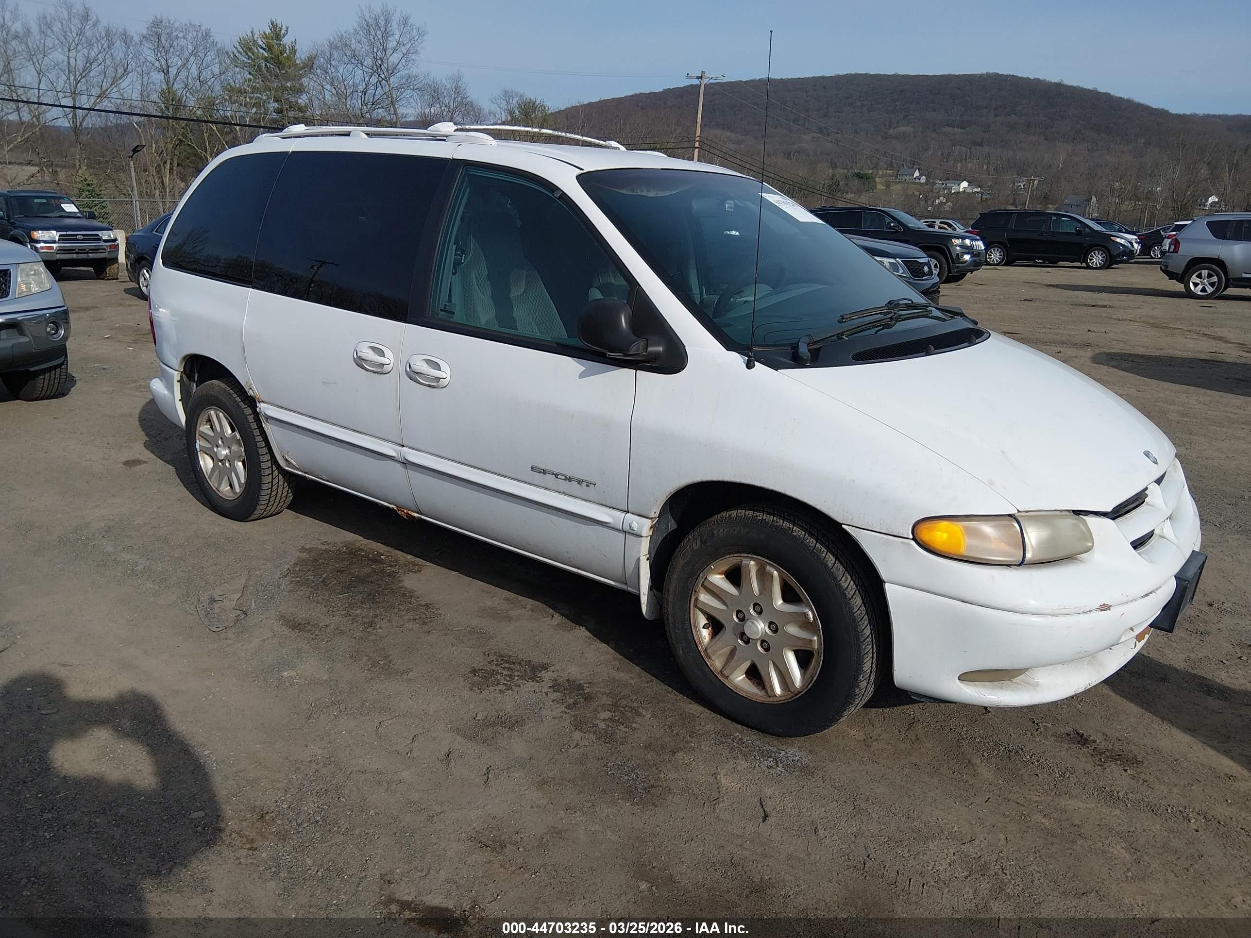 1998 Dodge Caravan SE, VIN 2B4GP45R2WR600247 — Перед