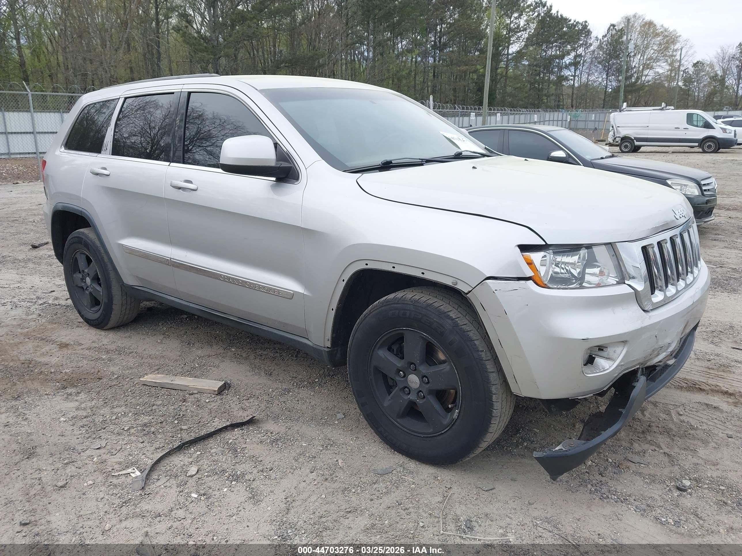 2013 Jeep Grand Cherokee Laredo, VIN 1C4RJEAG0DC632238 — Front end