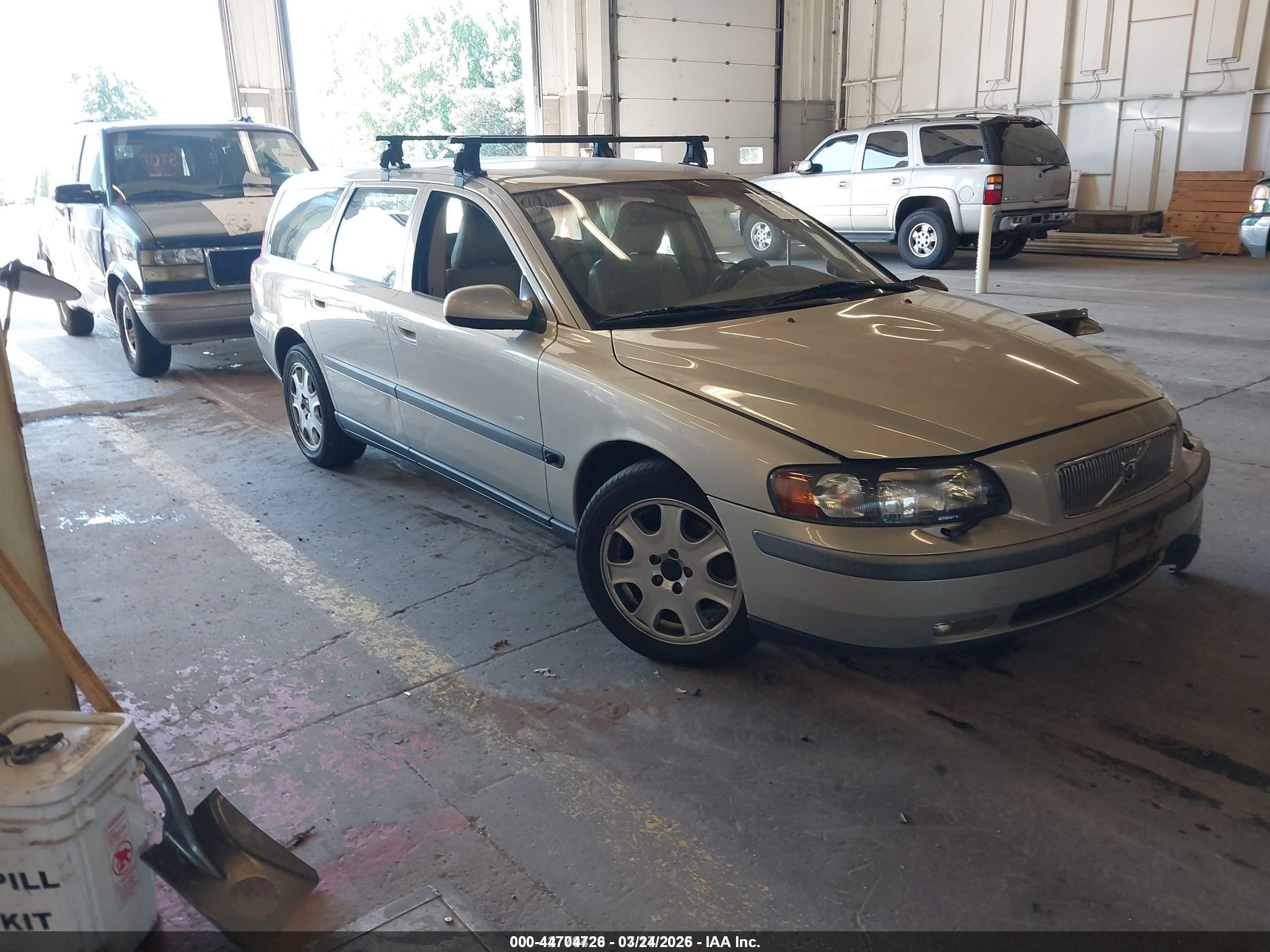 2002 Volvo V70 2.3L Turbo, VIN YV1SW53D021179196 — Перед