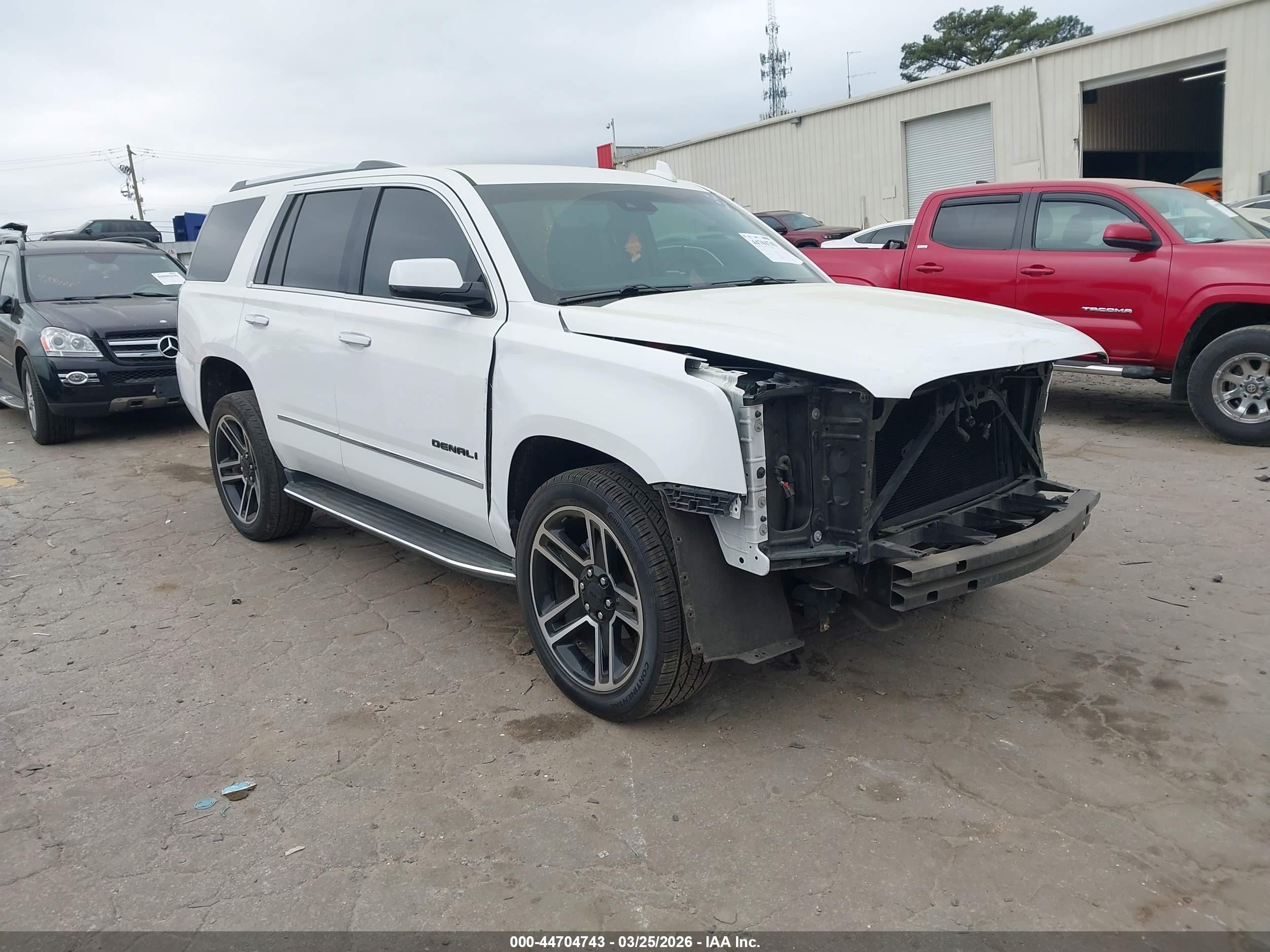 2017 GMC Yukon Denali, VIN 1GKS1CKJ0HR134340 — Front end