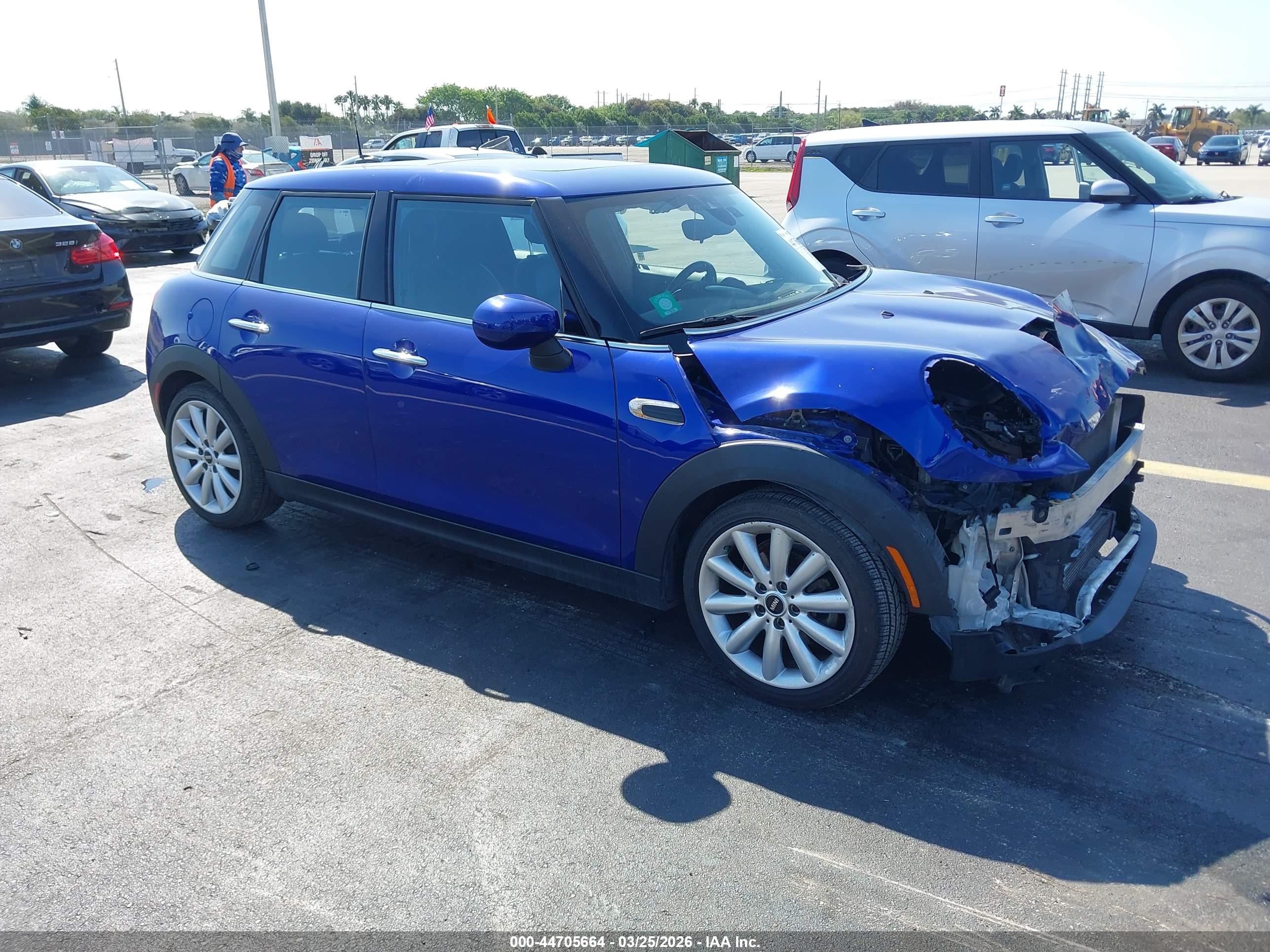 2021 MINI Hardtop 4 Door Cooper, VIN WMWXU7C09M2N55494 — Перед
