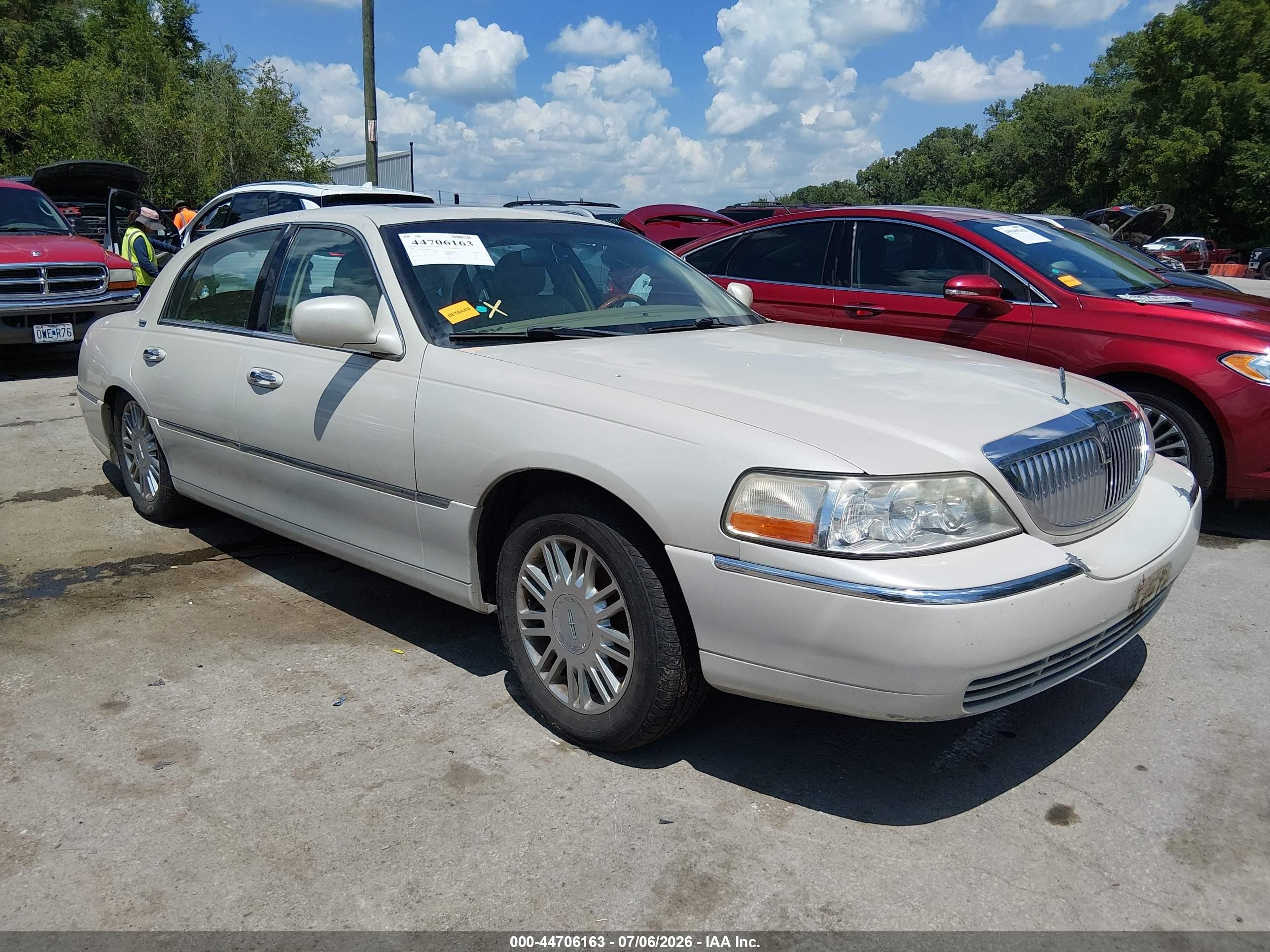 2007 Lincoln Town Car Signature Limited, VIN 1LNHM82V07Y612916 — Hail