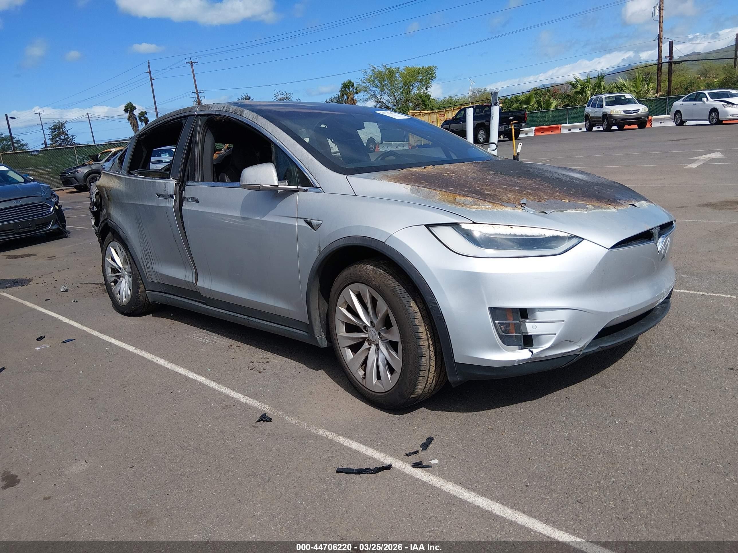 2018 Tesla Model X 75D, VIN 5YJXCAE21JF103792 — Пожар в салоне