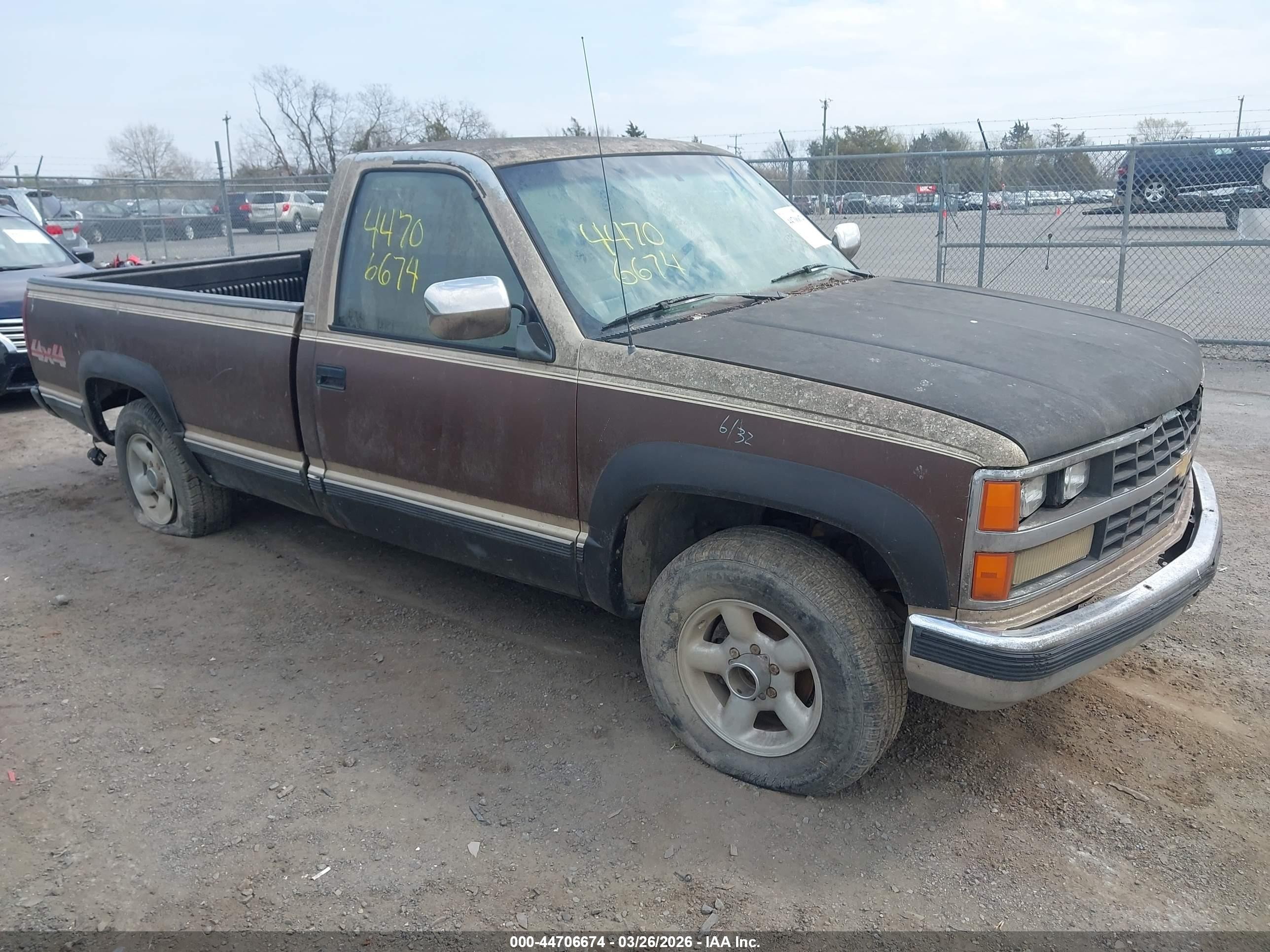1988 Chevrolet K1500, VIN 2GCDK14H5J1294793 — Front end