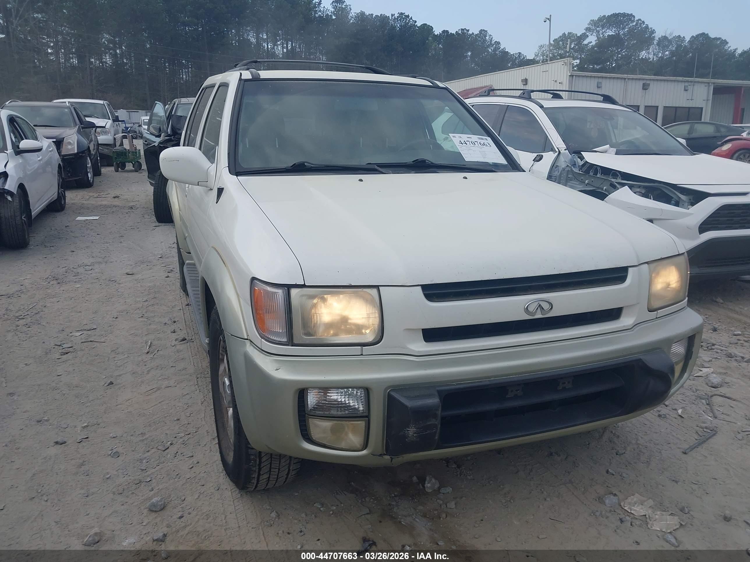 2000 Infiniti QX4, VIN JNRAR07Y0YW083606 — Rear end