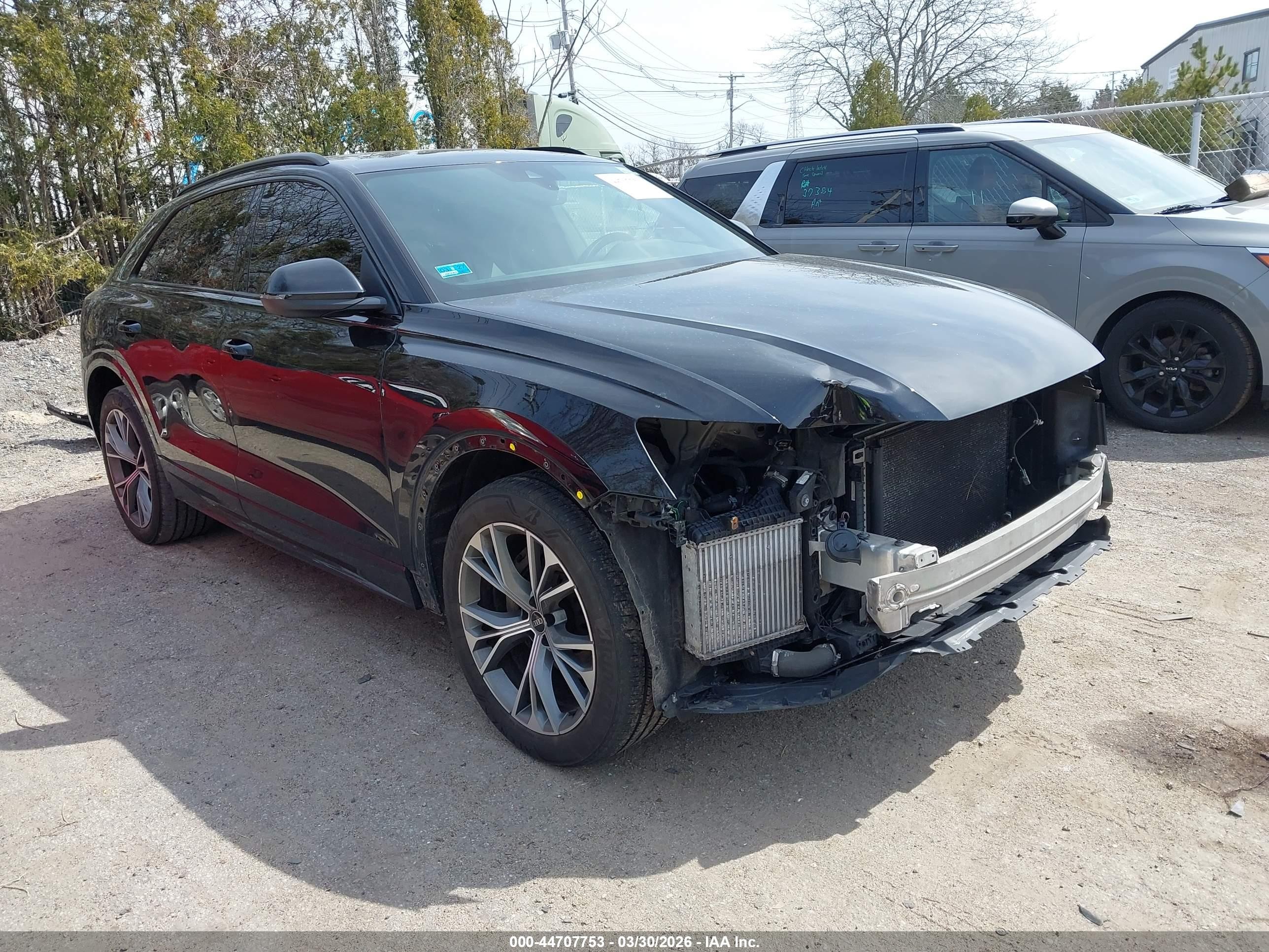 2021 Audi Q8 Premium, VIN WA1AVAF14MD007991 — Перед