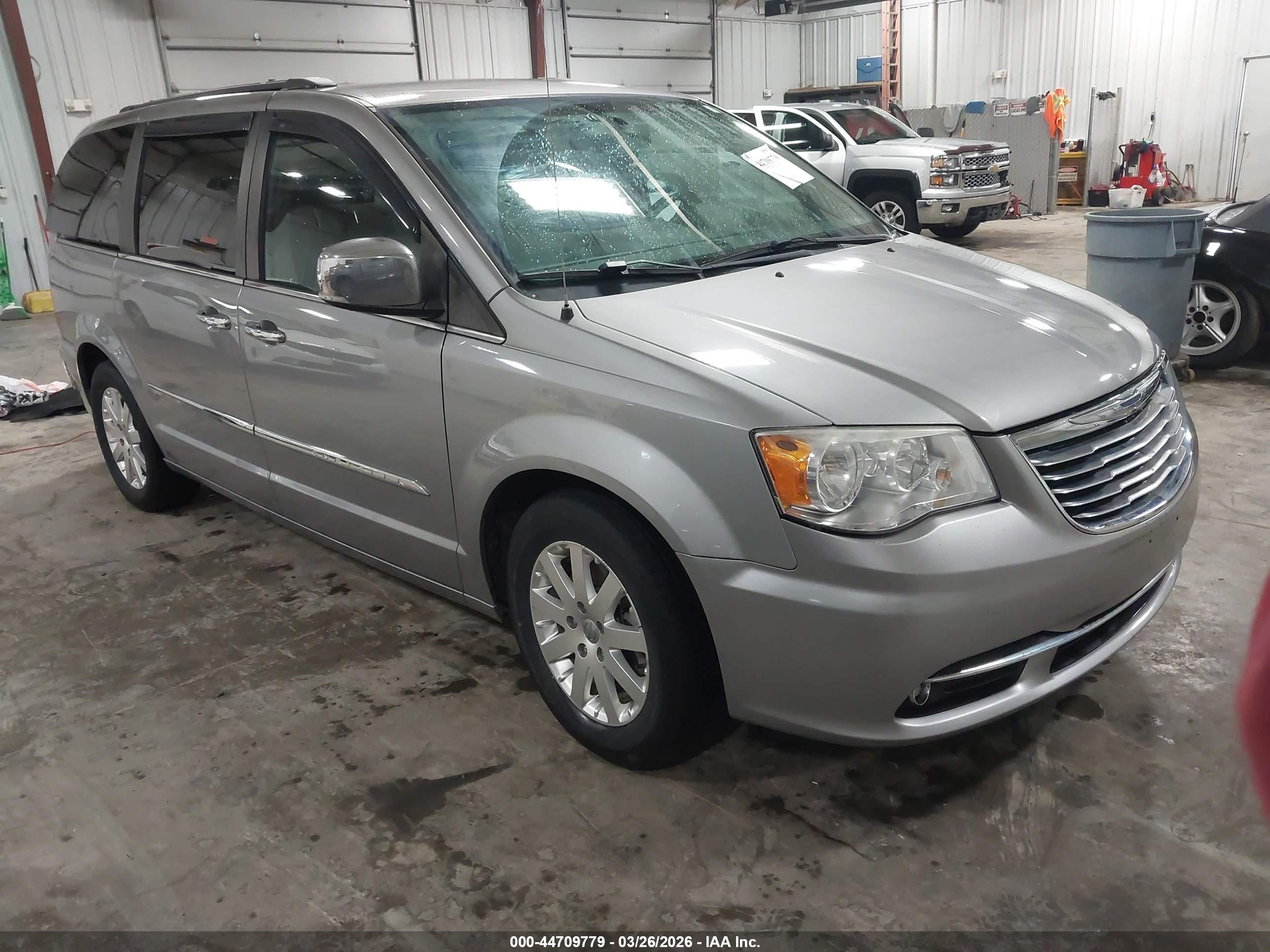 2014 Chrysler Town & Country Touring L, VIN 2C4RC1CG1ER368519 — Пожар в салоне