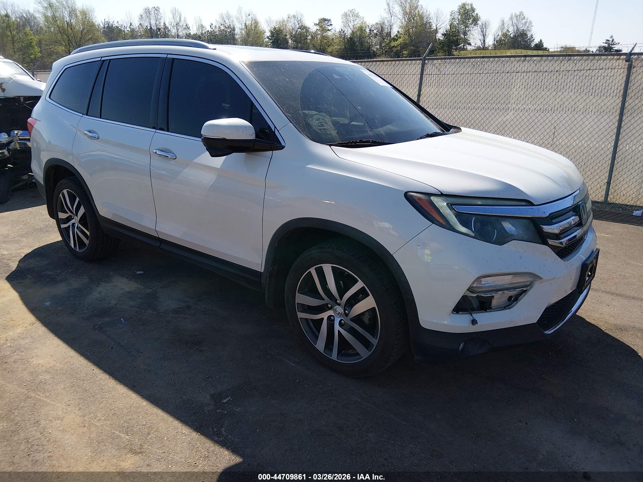 2018 Honda Pilot Touring, VIN 5FNYF6H92JB053499 — Front end