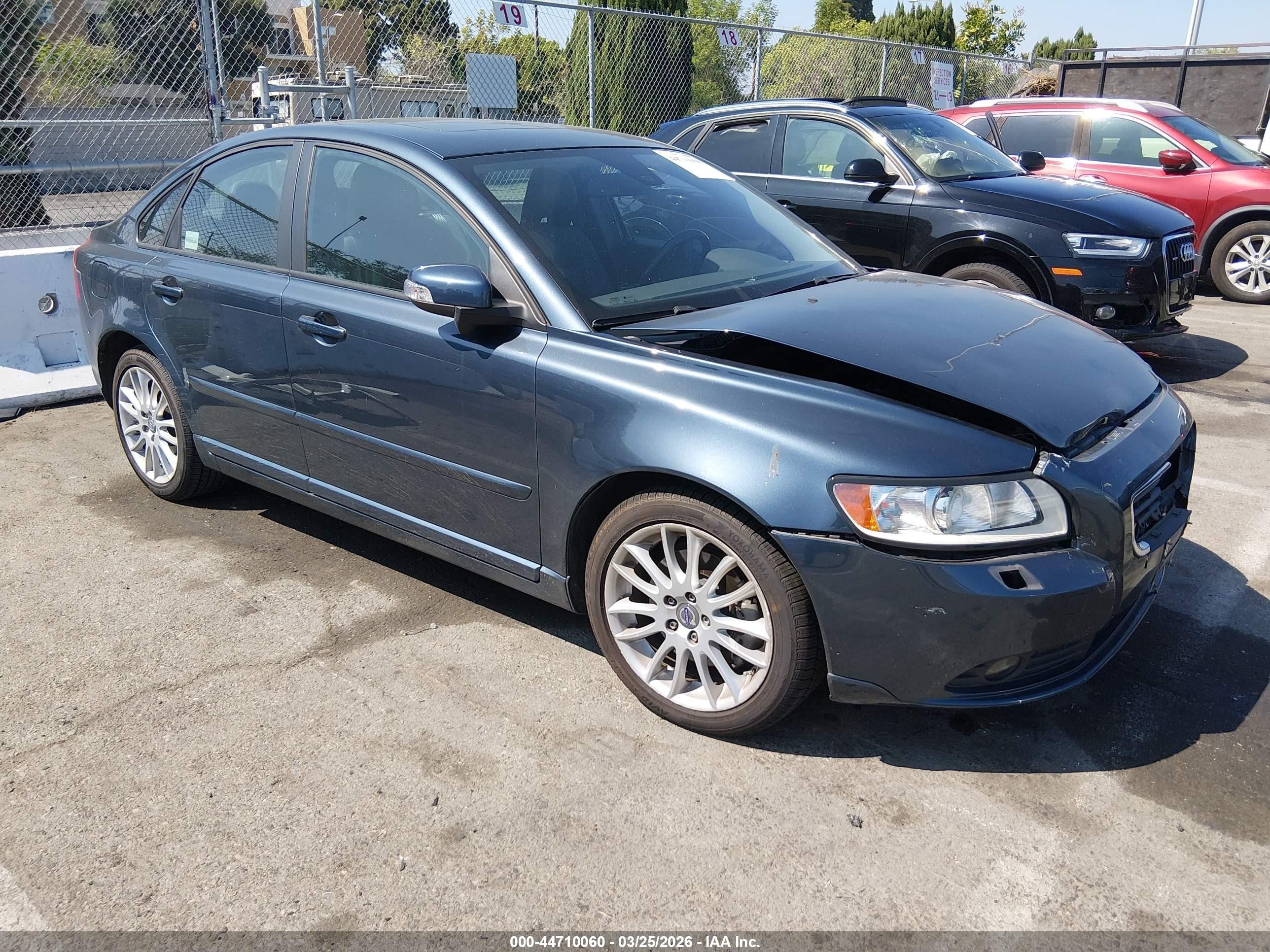 2011 Volvo S40, VIN YV1672MS5B2535047 — Перед