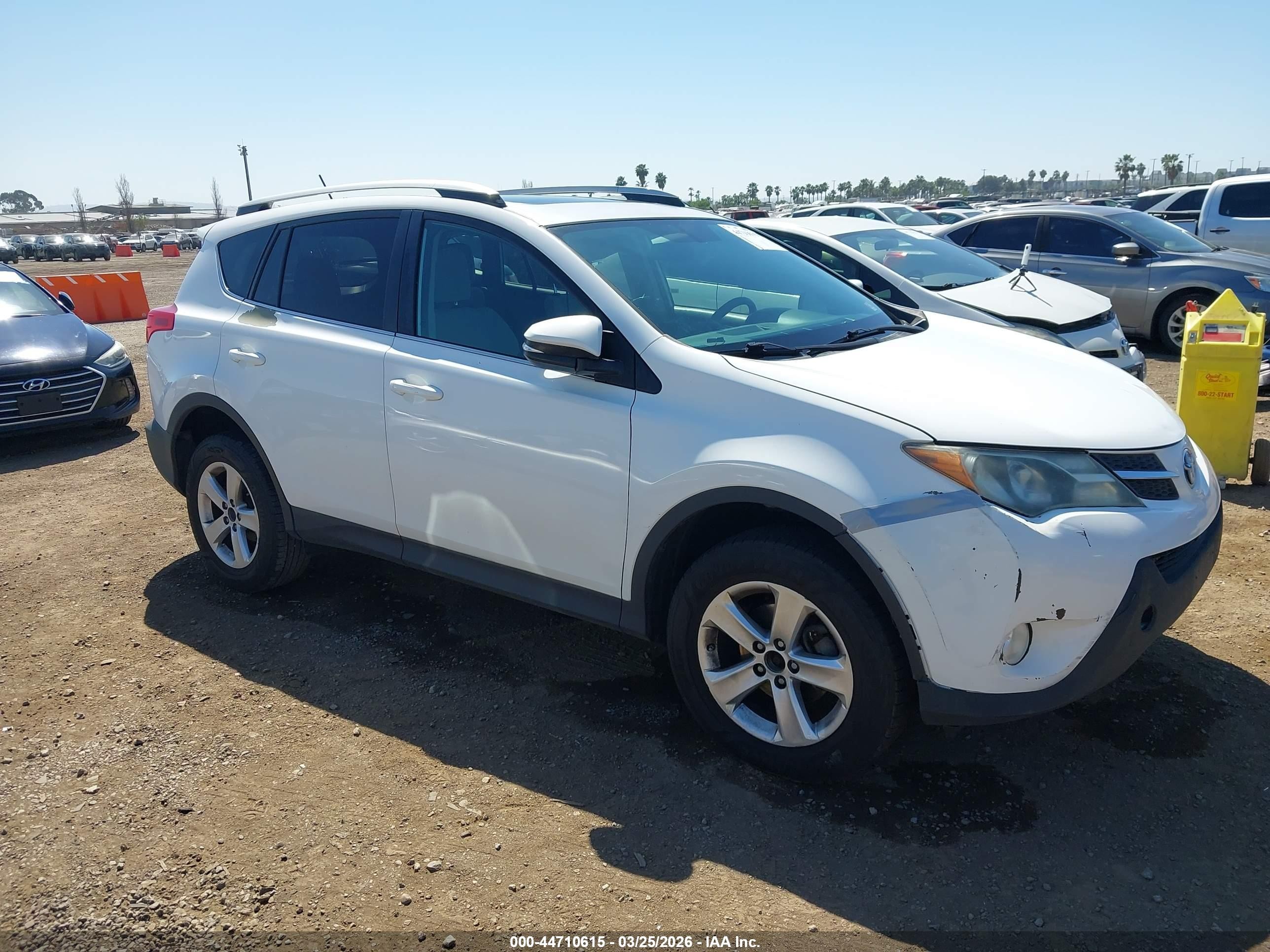 2014 Toyota RAV4 XLE, VIN 2T3WFREV3EW091074 — Front end