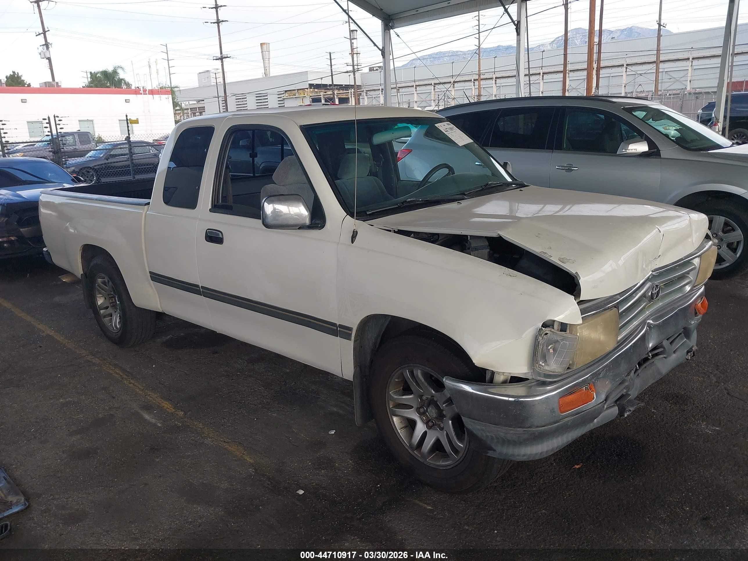 1998 Toyota T100 SR5, VIN JT4TN14D3W0040440 — Front end