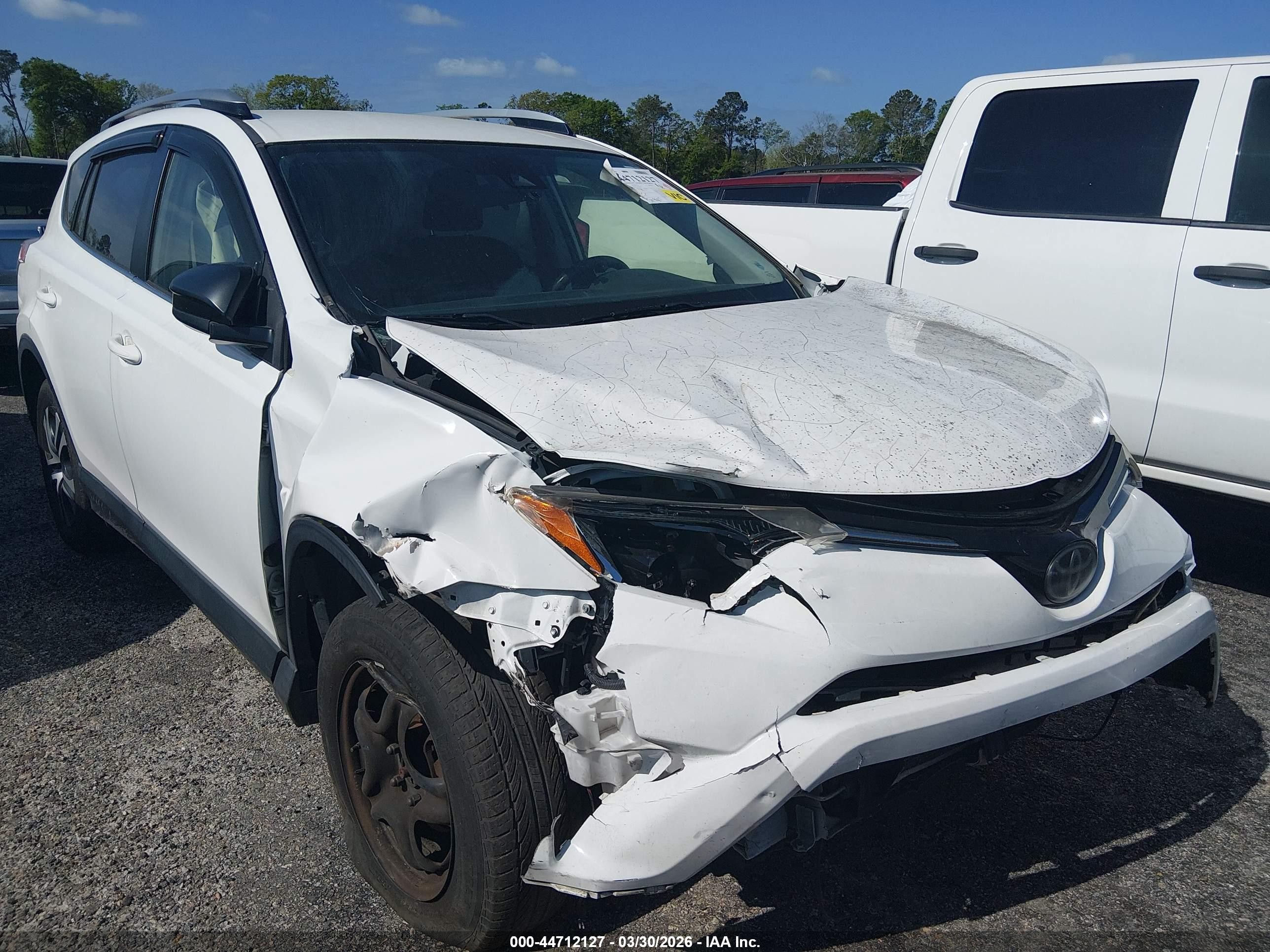 2018 Toyota RAV4 LE, VIN JTMZFREV2JJ197070 — Front end