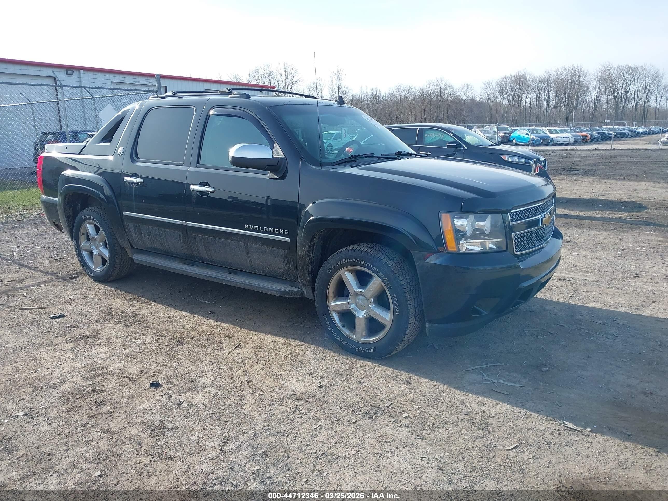 2013 Chevrolet Avalanche LTZ, VIN 3GNTKGE74DG302387 — Rear end