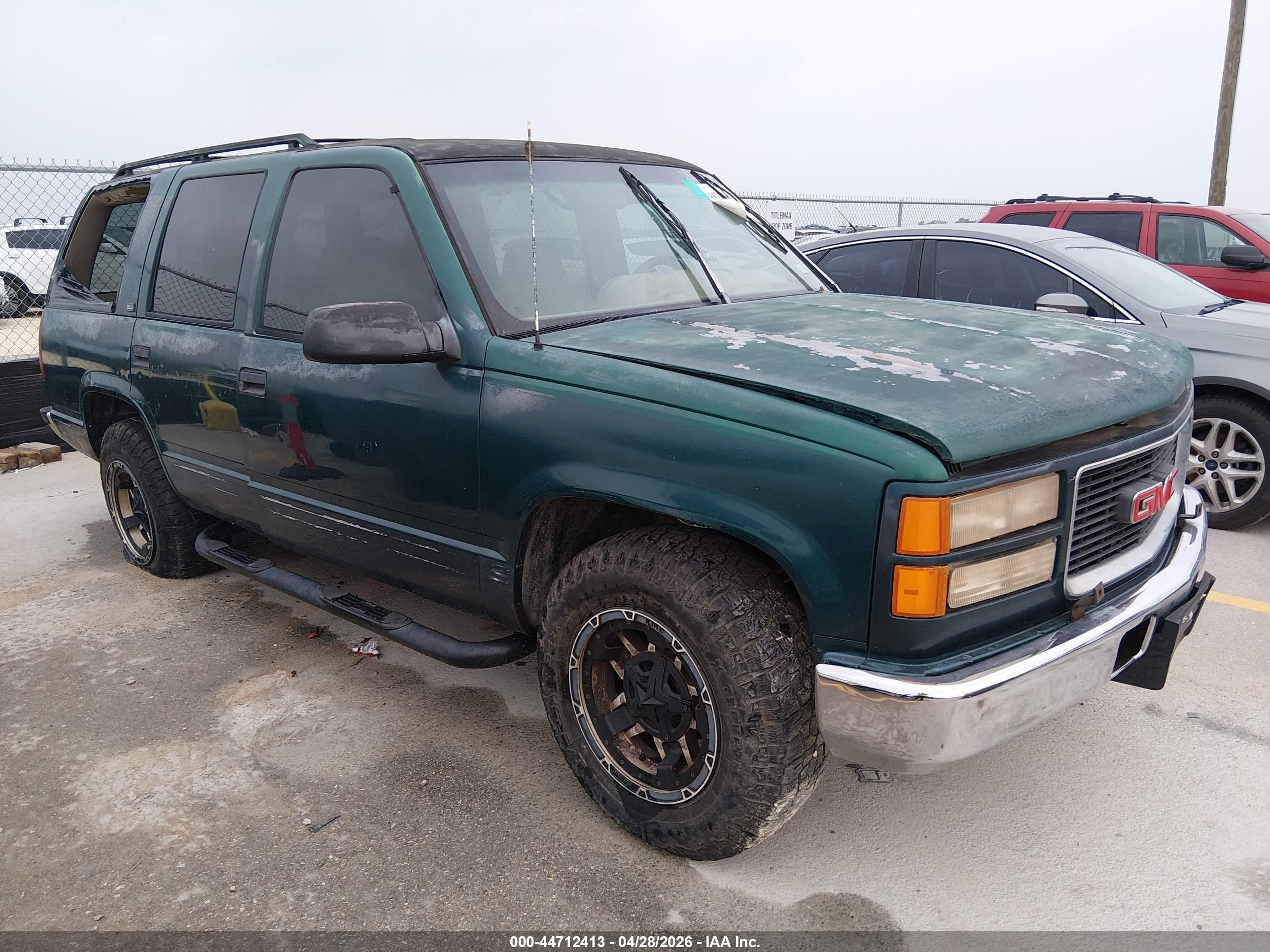 1996 GMC Yukon, VIN 1GKEC13R7TJ730083 — Front end