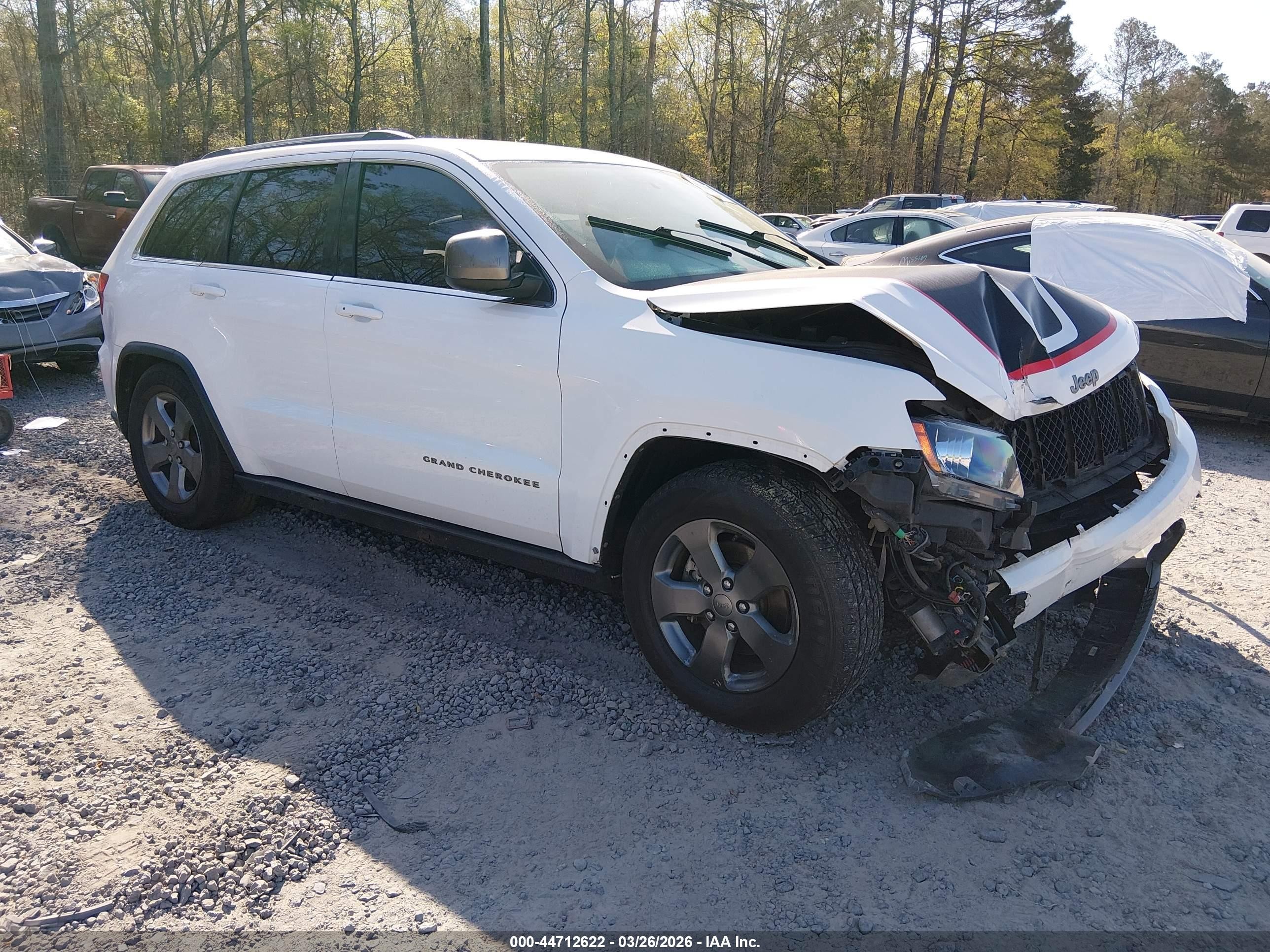 2013 Jeep Grand Cherokee Laredo, VIN 1C4RJFAG7DC590561 — Front end