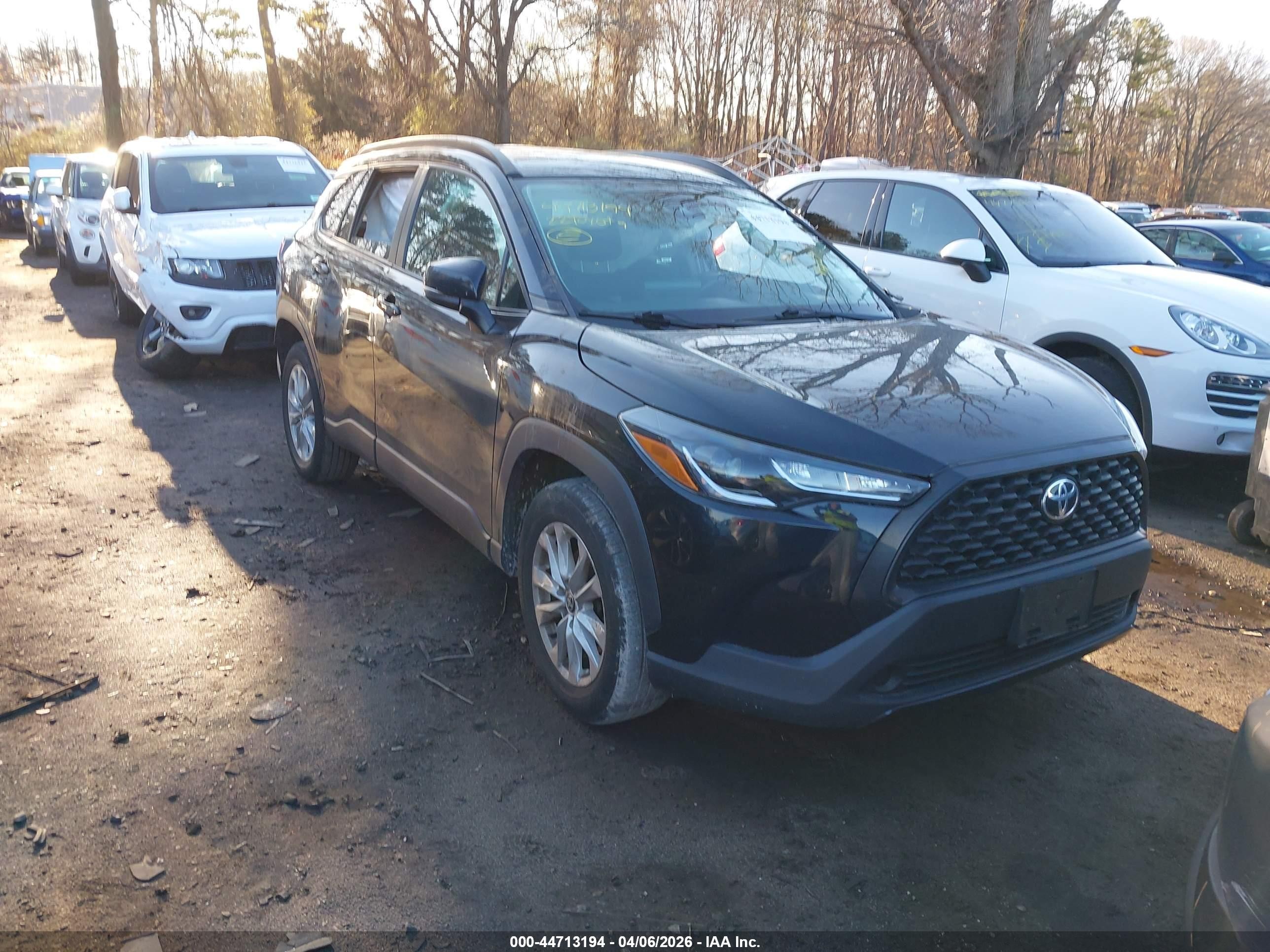 2022 Toyota Corolla Cross LE, VIN 7MUCAABG6NV024632 — Side