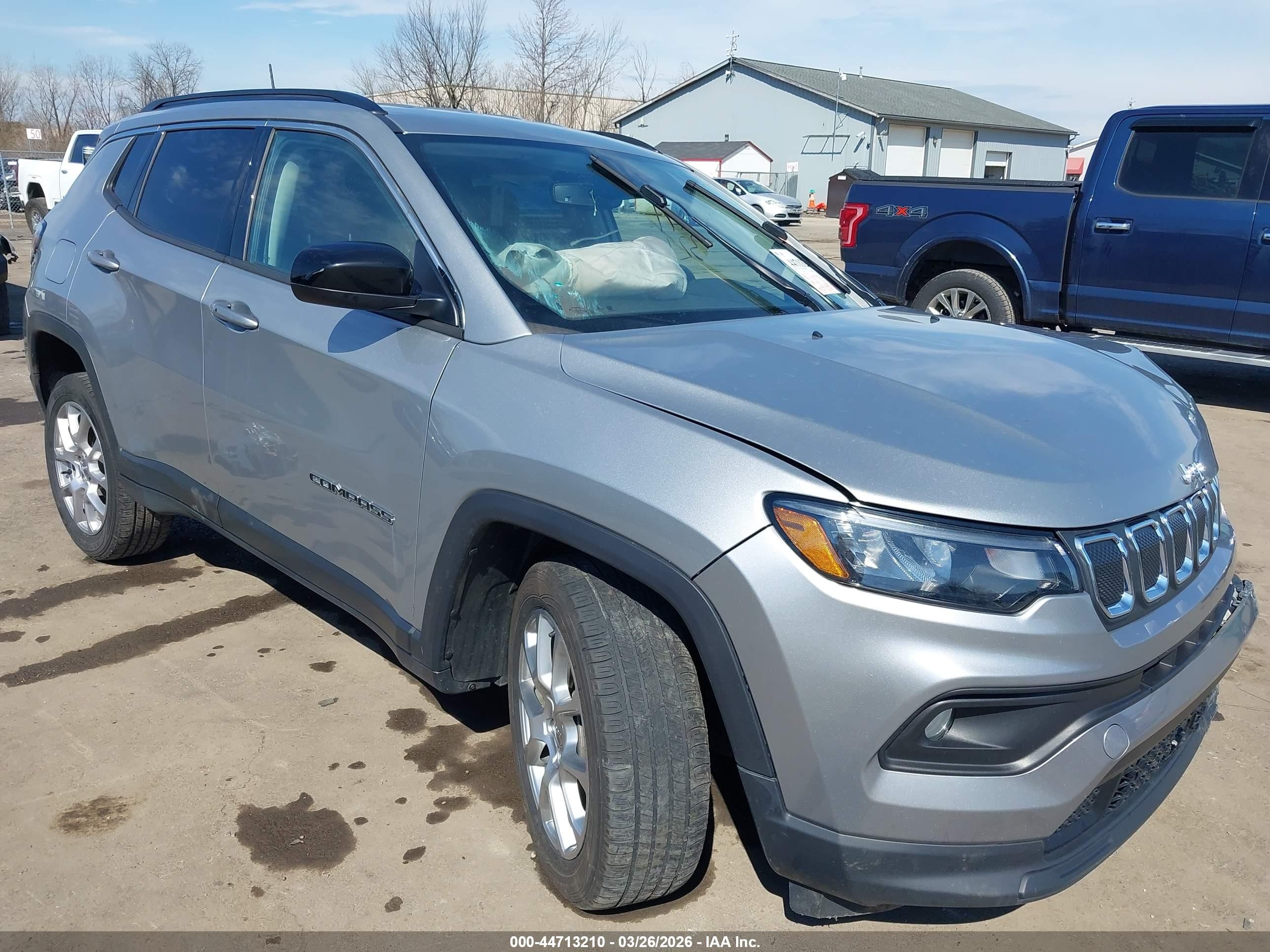 2022 Jeep Compass Latitude Lux, VIN 3C4NJDFB4NT223283 — Front end
