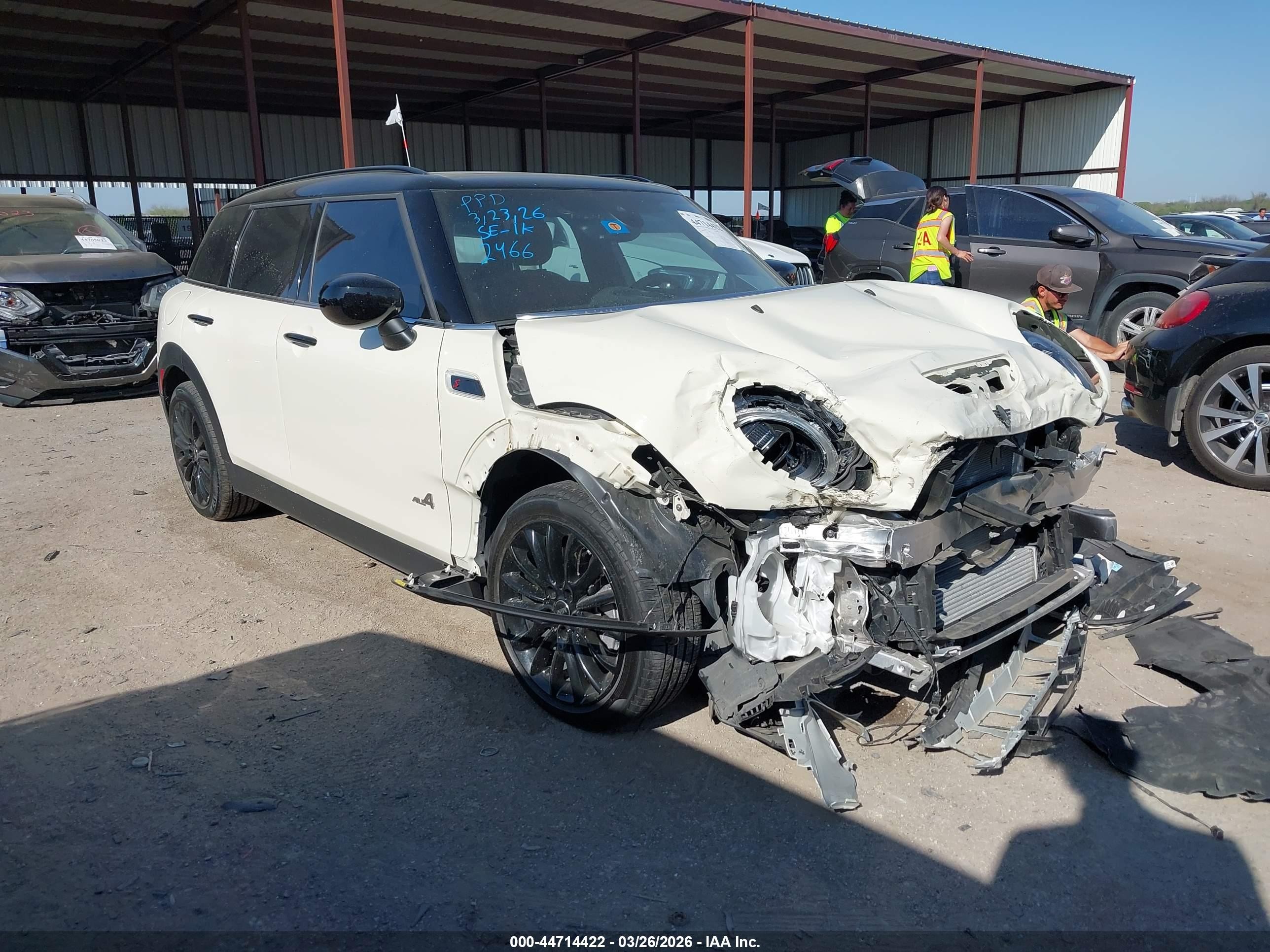 2022 MINI Clubman Cooper S, VIN WMWXJ1C06N2S22466 — Перед