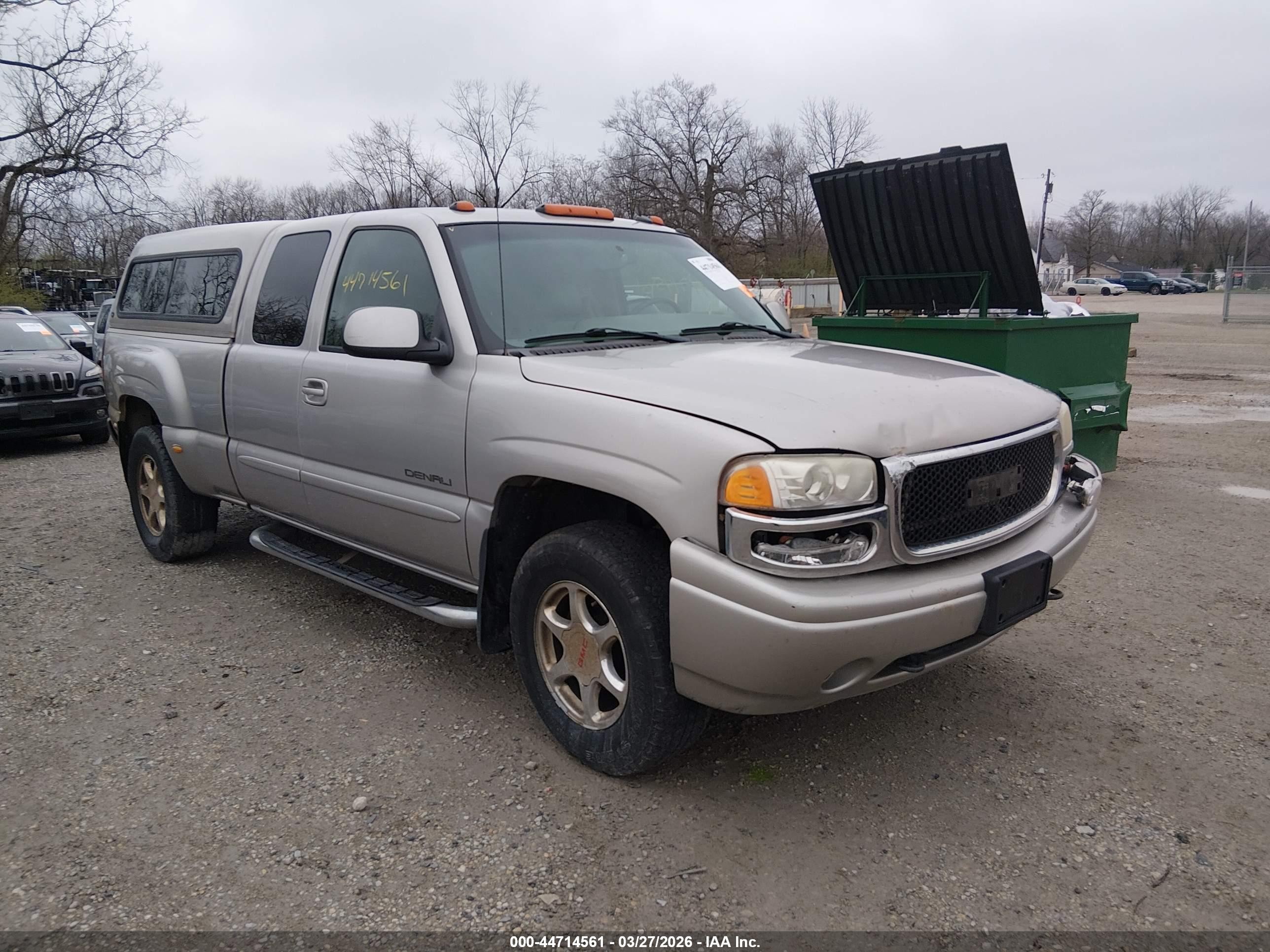 2004 GMC Sierra Denali, VIN 2GTFK69U441246881 — Front end
