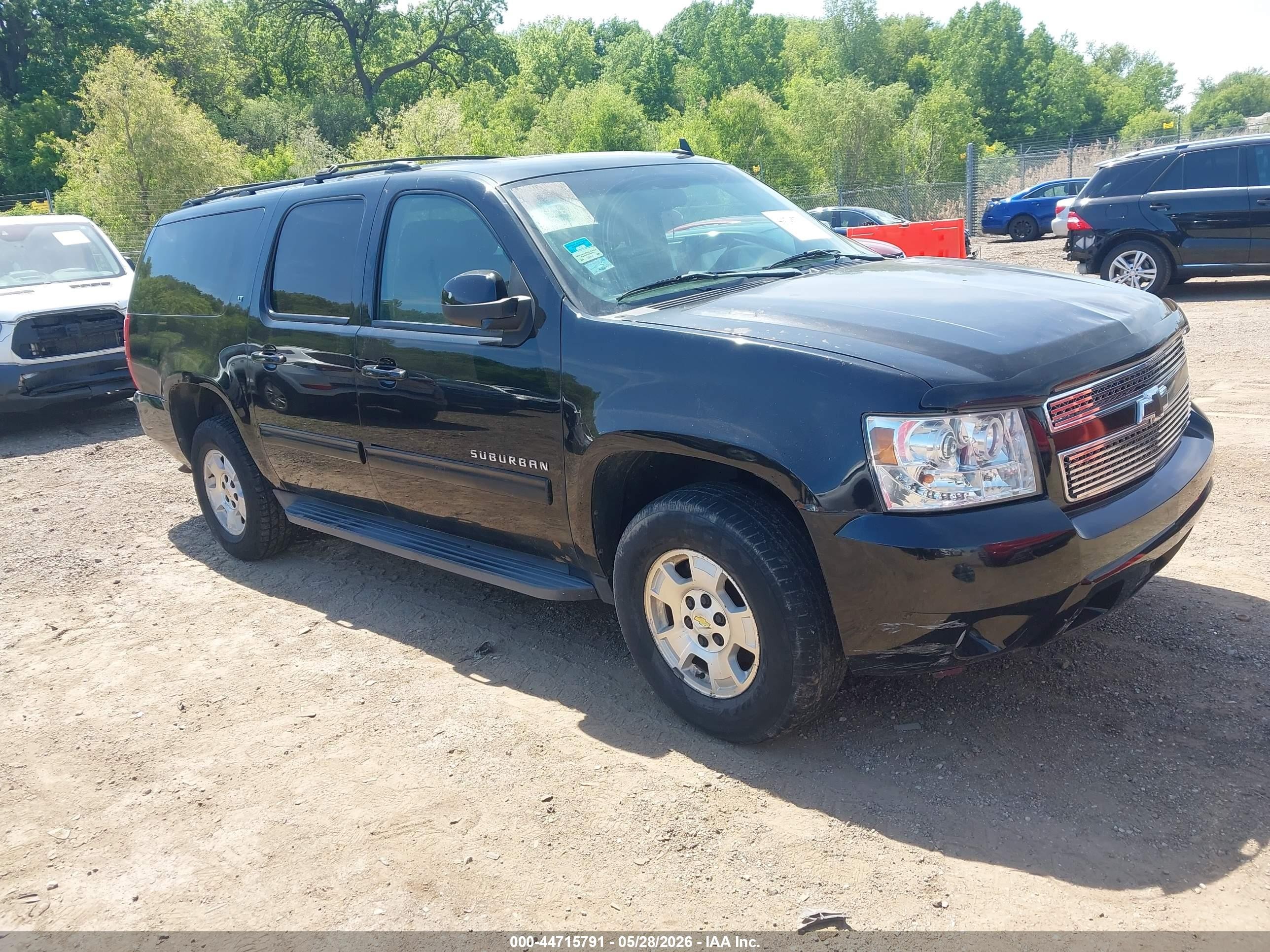 2012 Chevrolet Suburban LT, VIN 1GNSKJE73CR107579 — Front end