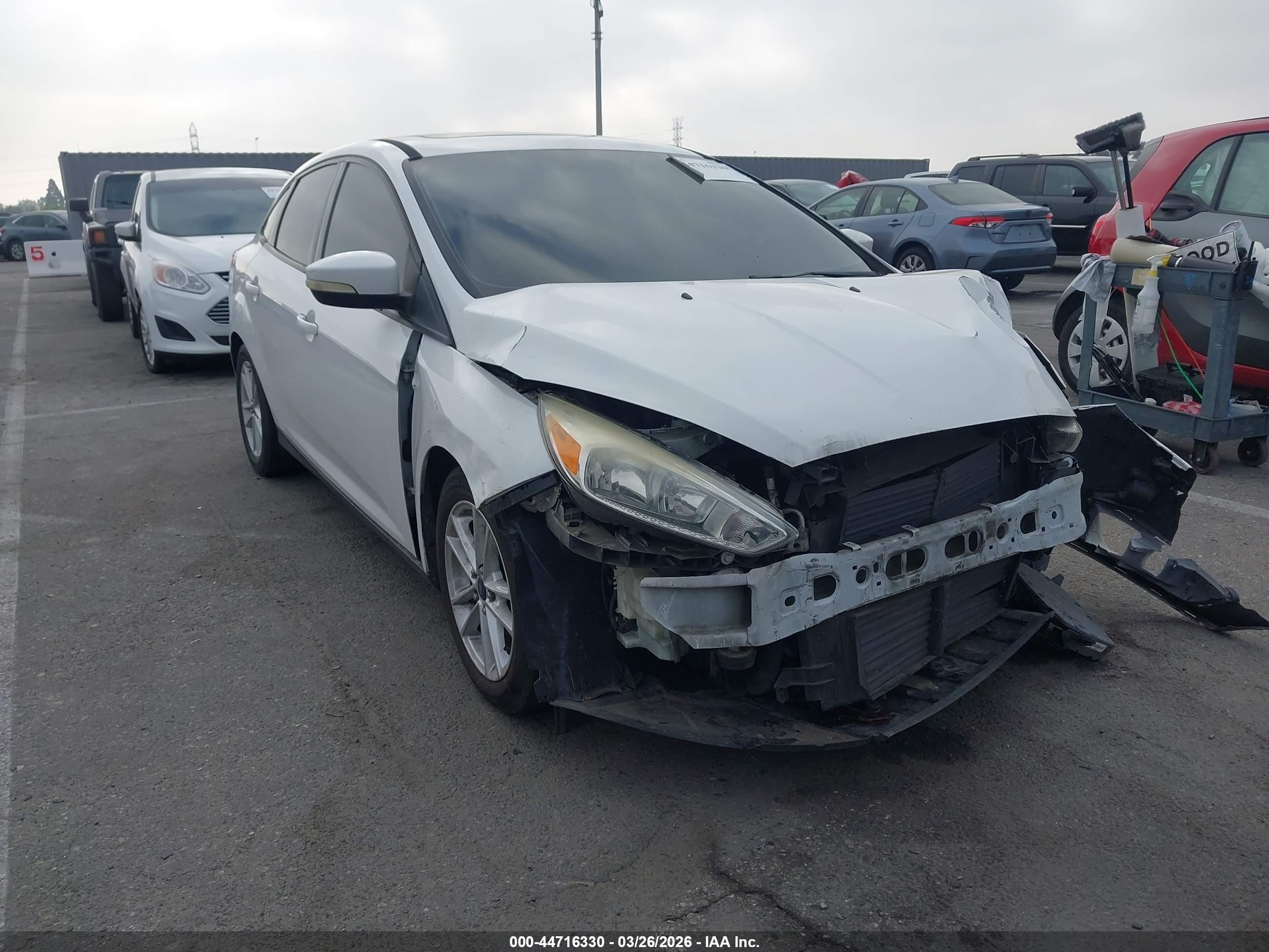 2015 Ford Focus SE, VIN 1FADP3F21FL248827 — Front end