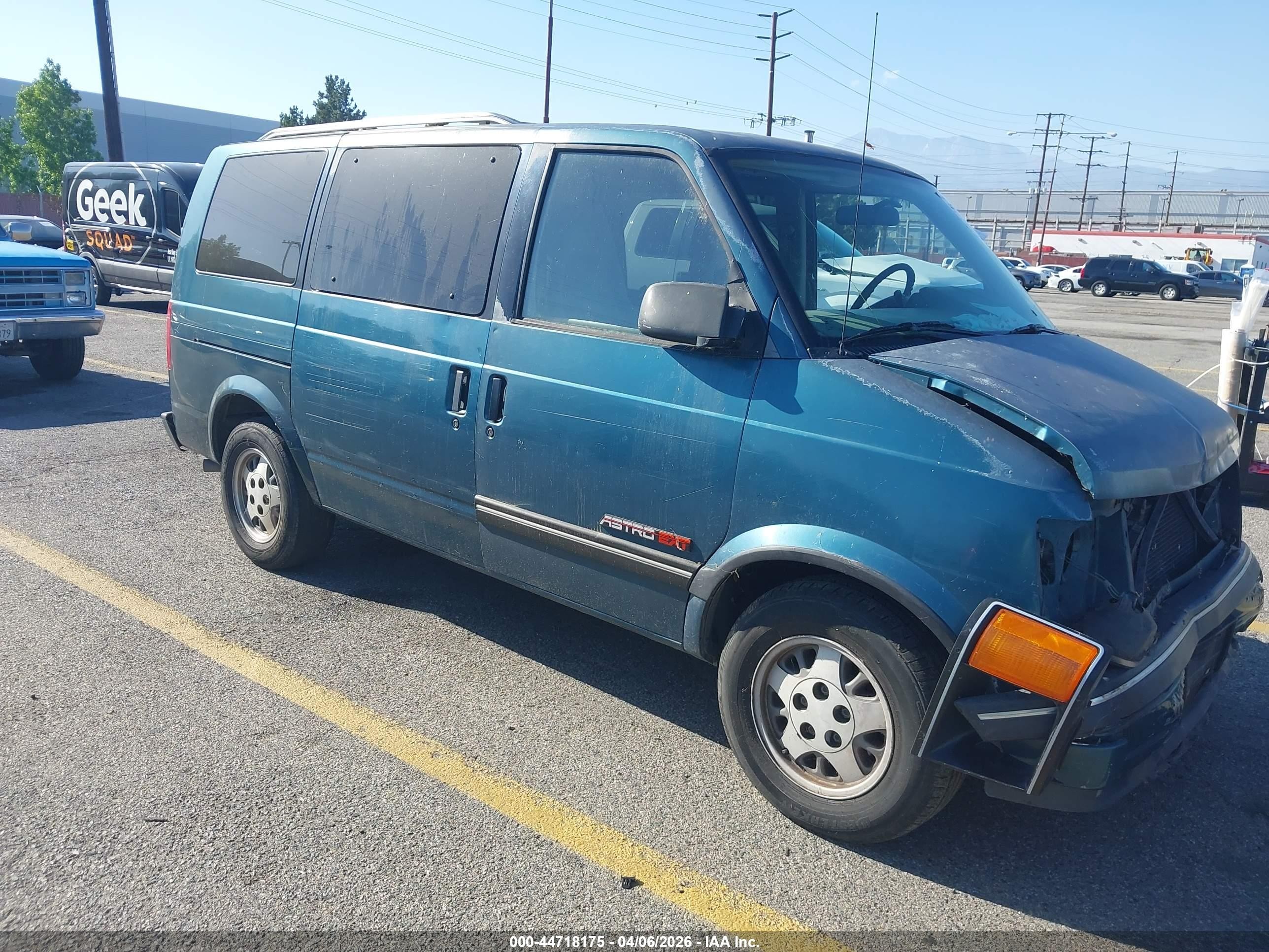 1994 Chevrolet Astro, VIN 1GNDM19W6RB172996 — Front end