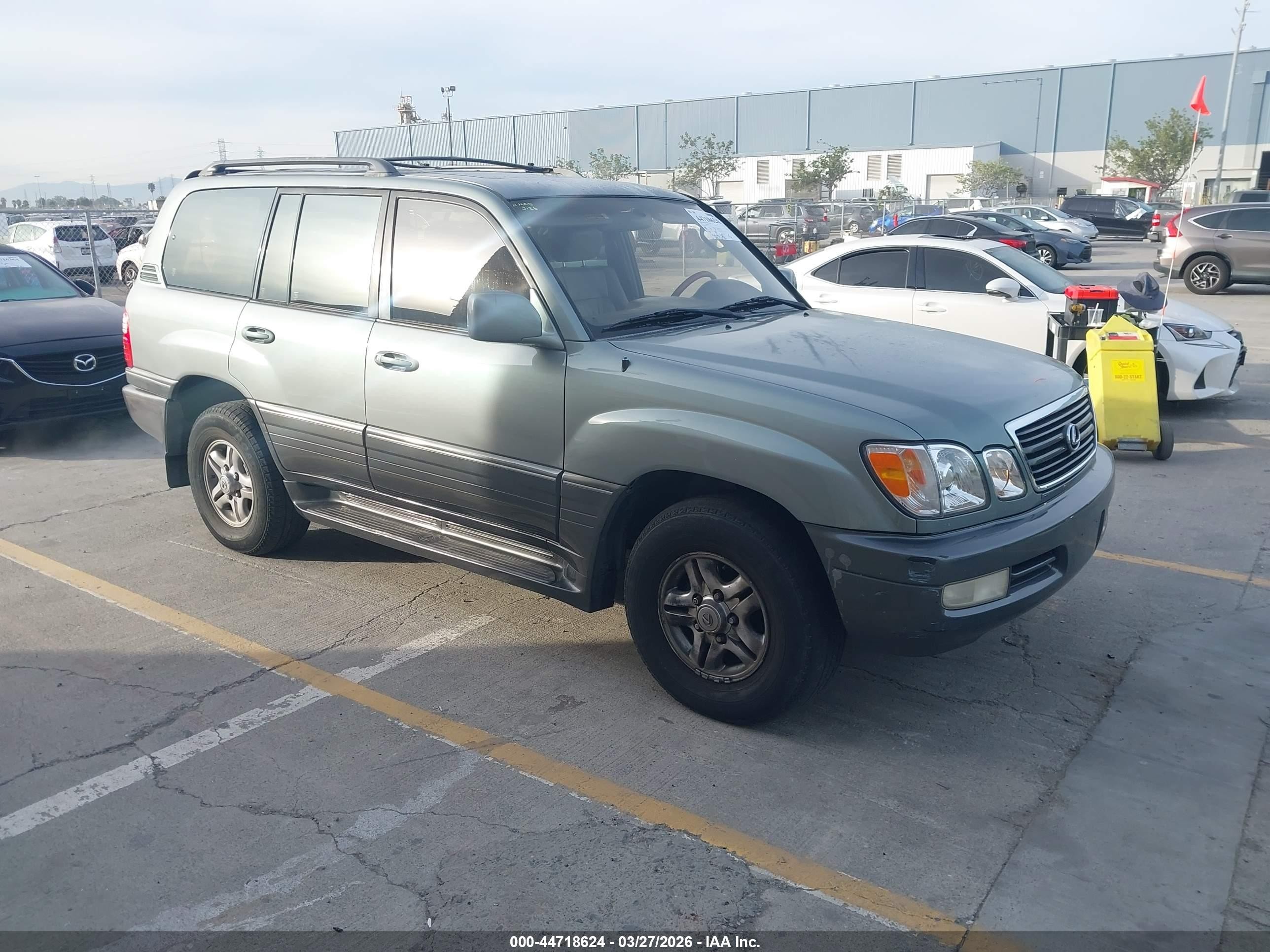2001 Lexus LX 470, VIN JTJHT00W813510088 — Rear end